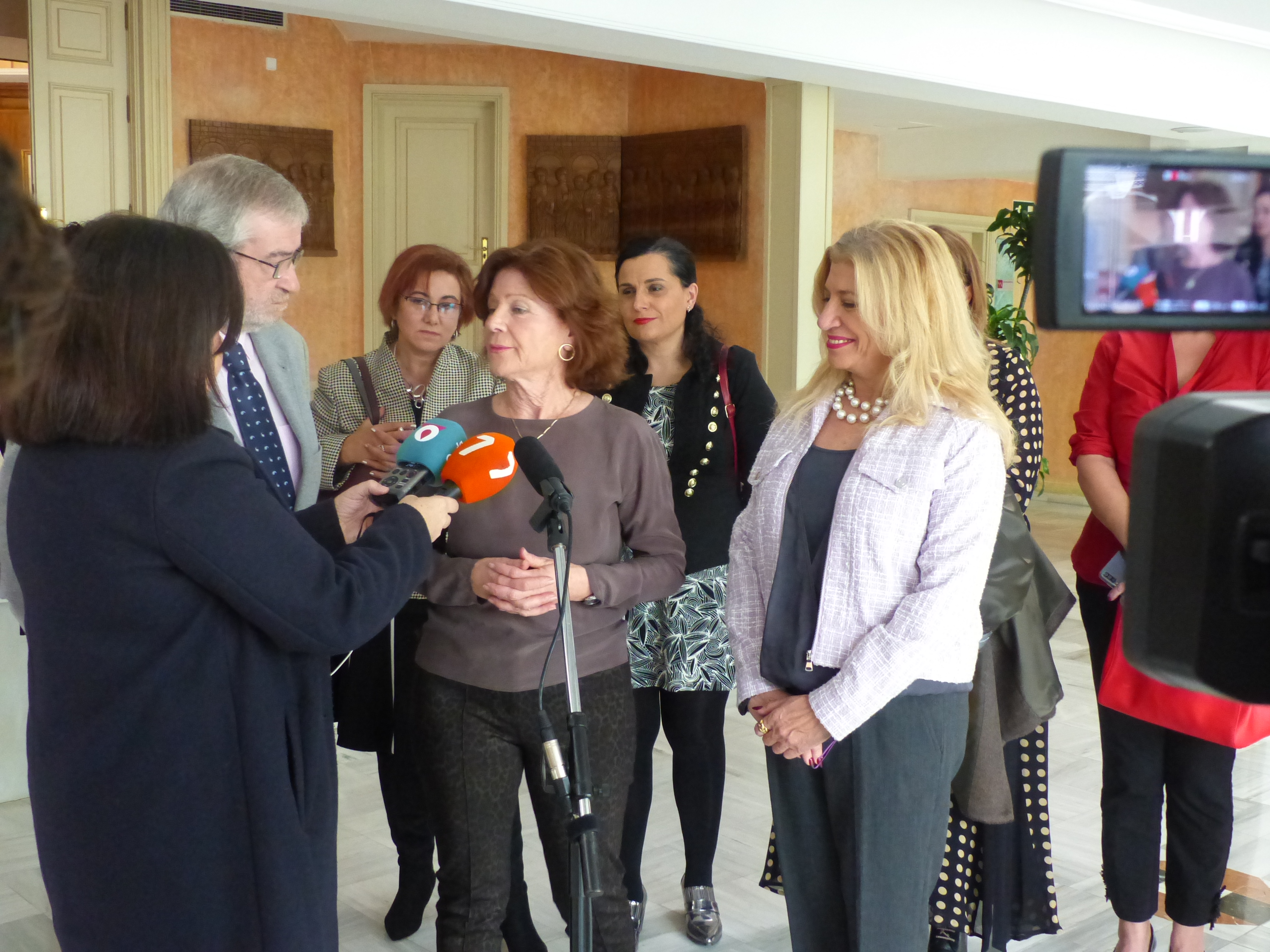 Josefina Lozano, presidenta de Colabora Mujer, explica el funcionamiento y los proyectos de la asociación
