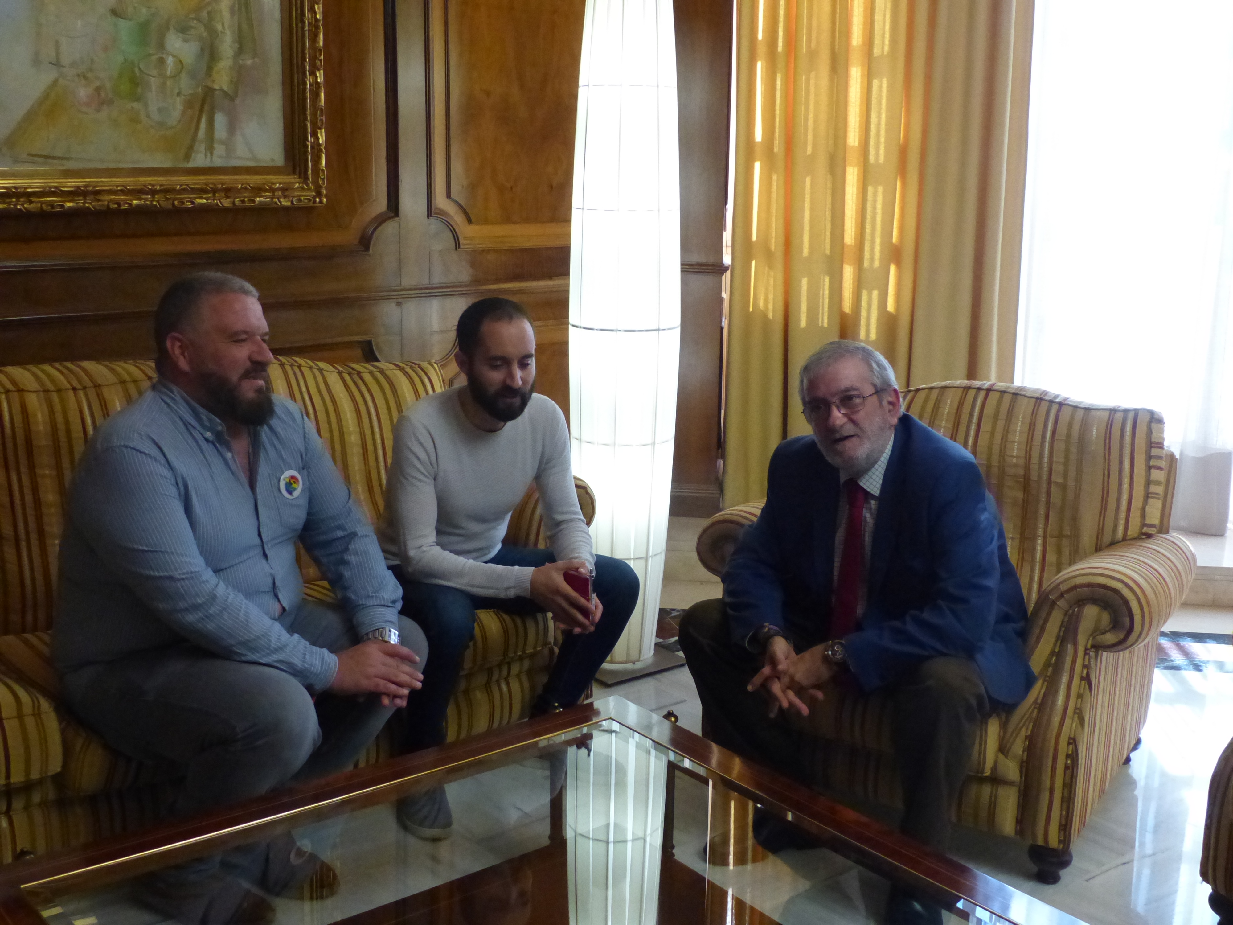 Alberto Castillo, con el presidente y el coordinador de Comunicación del Colectivo Galáctyco, Alberto Alba y José María García
