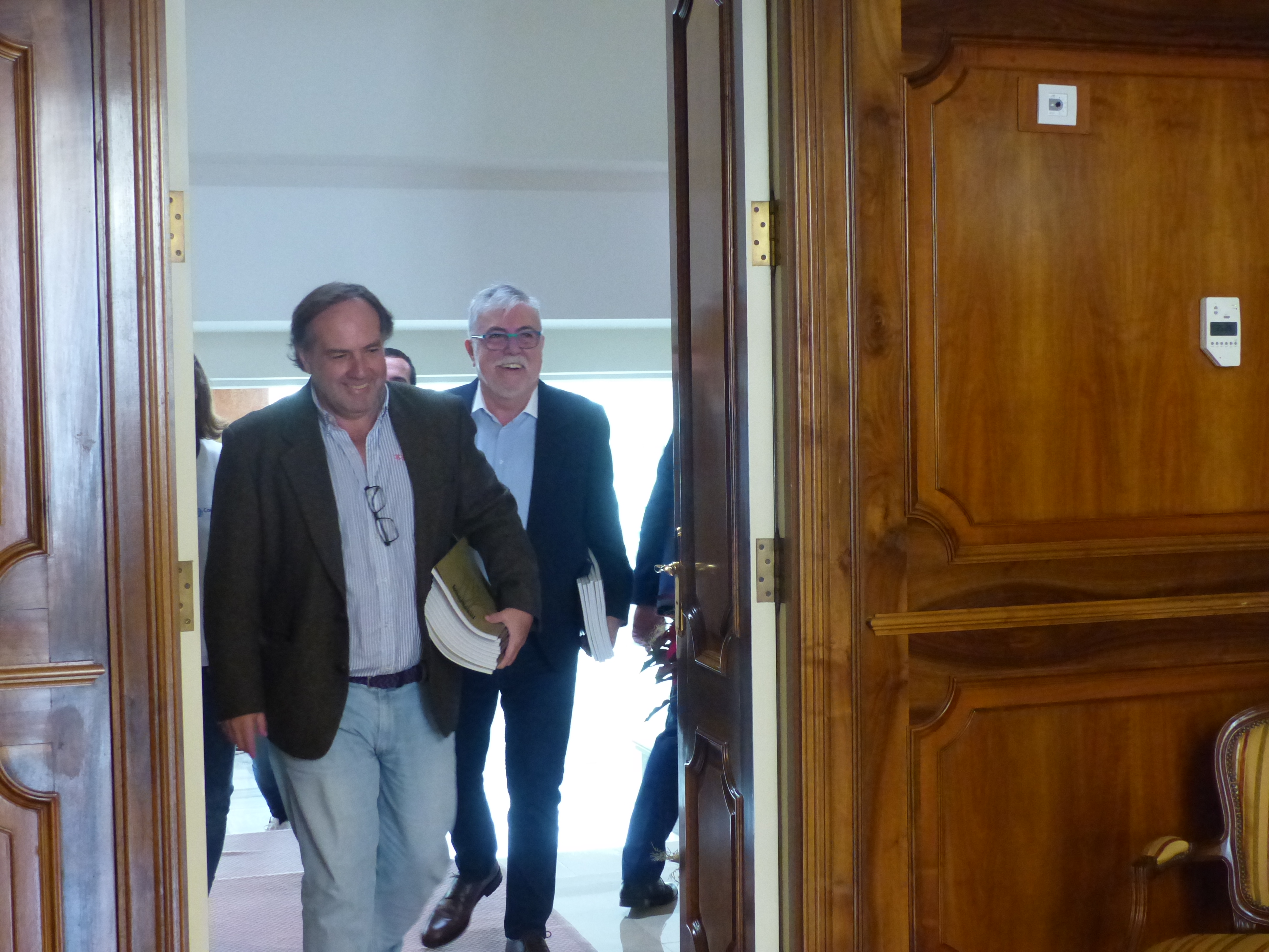 Ismael Crespo y Juan José García Escribano entran en el despacho del presidente de la Asamblea, Alberto Castillo