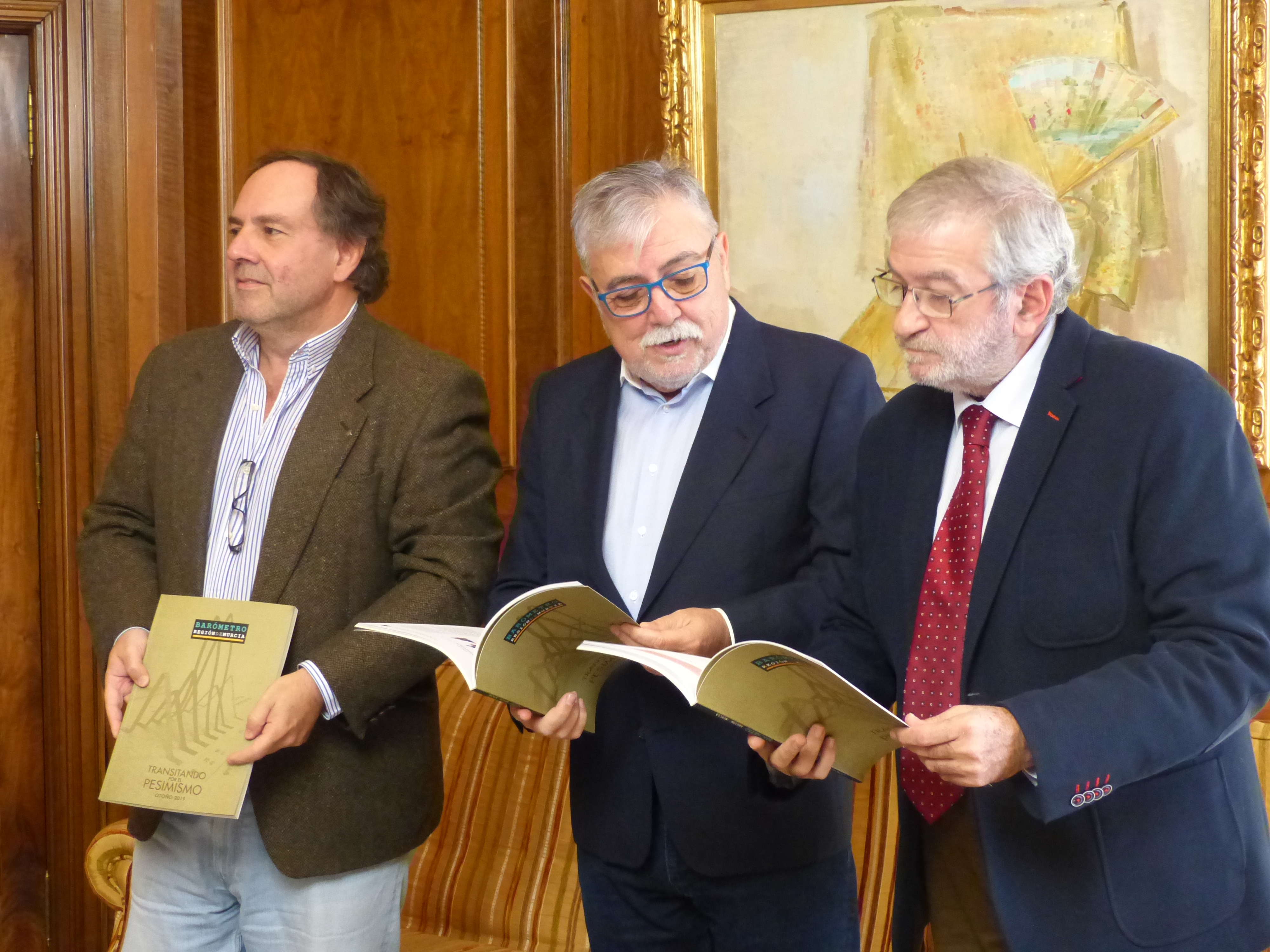 Alberto Castillo consulta el barómetro del CEMOP