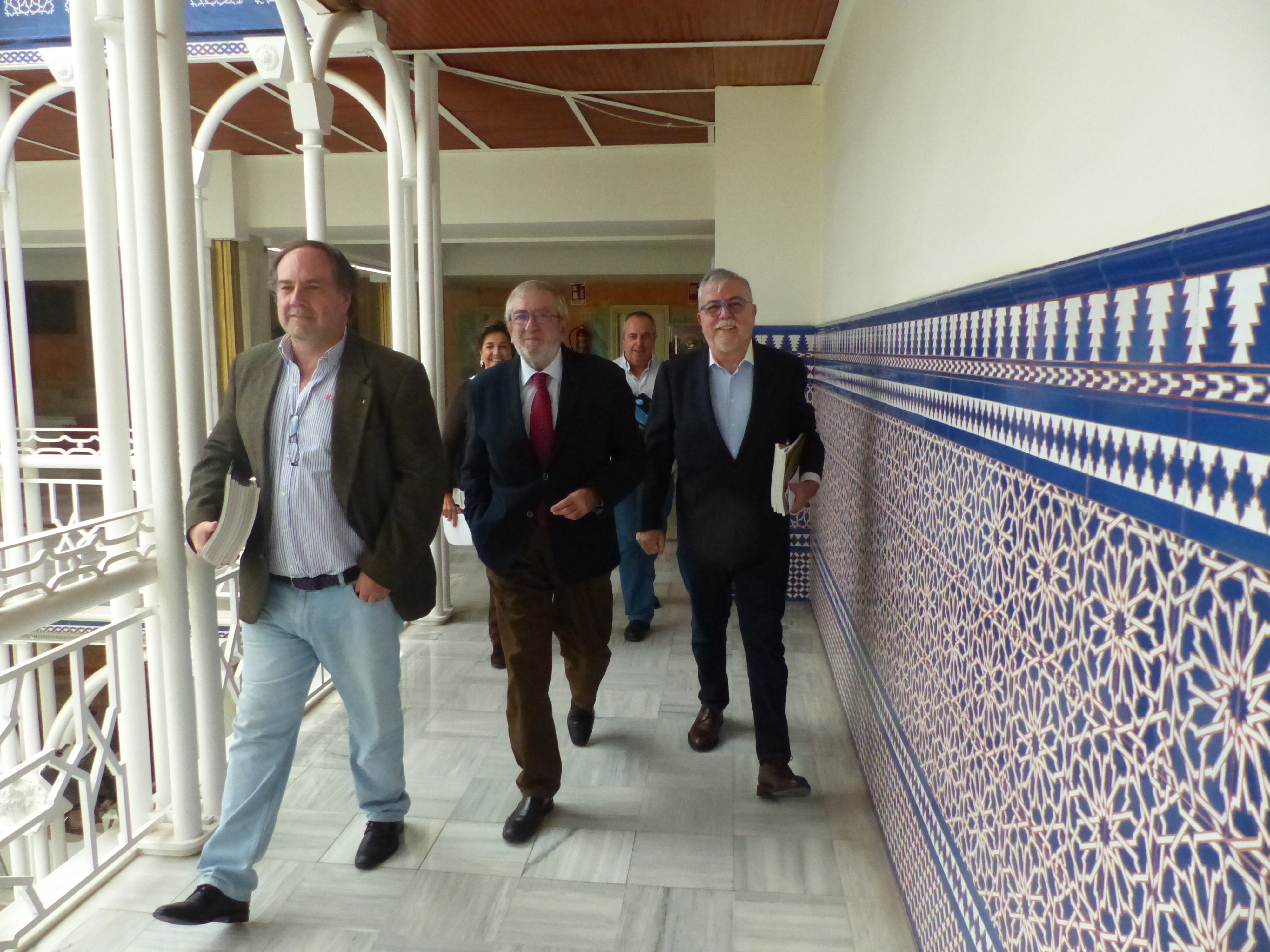 El presidente de la Asamblea, Alberto Castillo, acompaña a los codirectores del CEMOP al encuentro con los portavoces