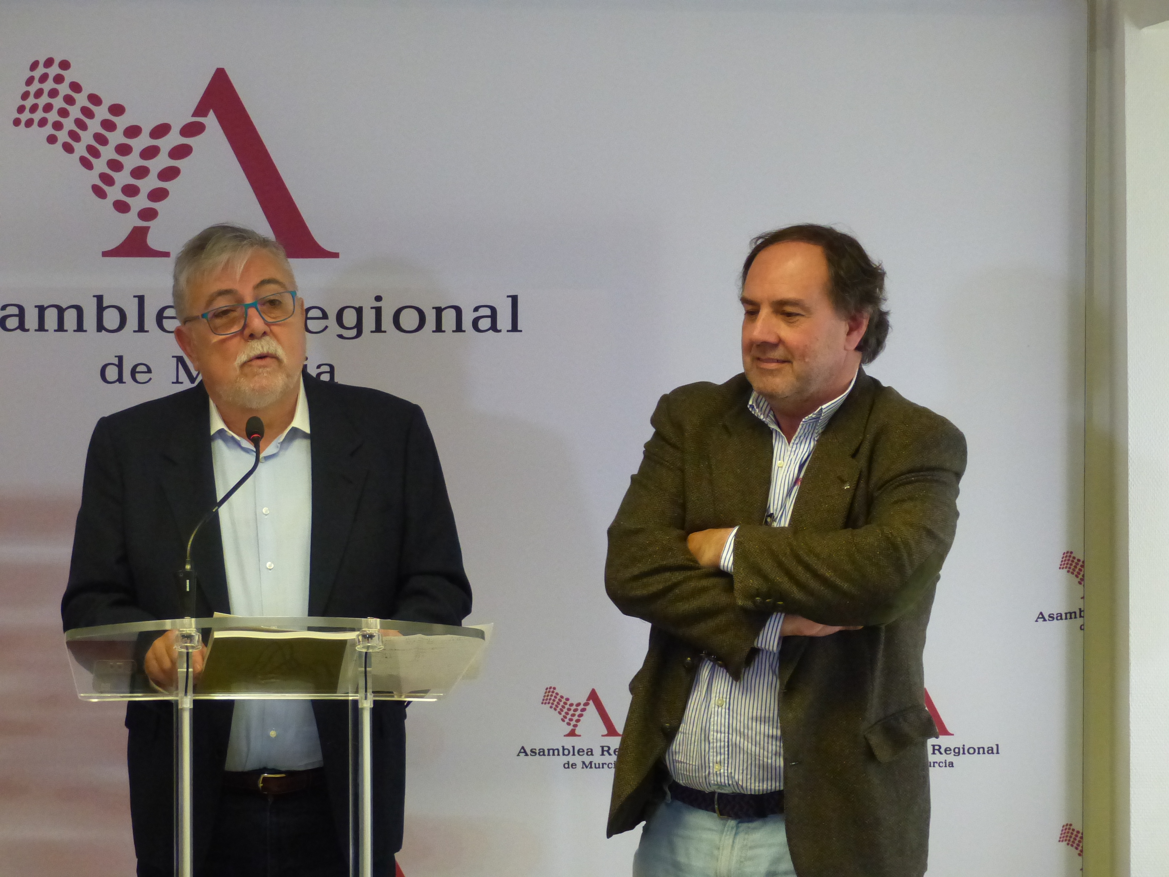 Juan José García Escribano e Ismael Crespo informan sobre el barómetro a los medios de comunicación
