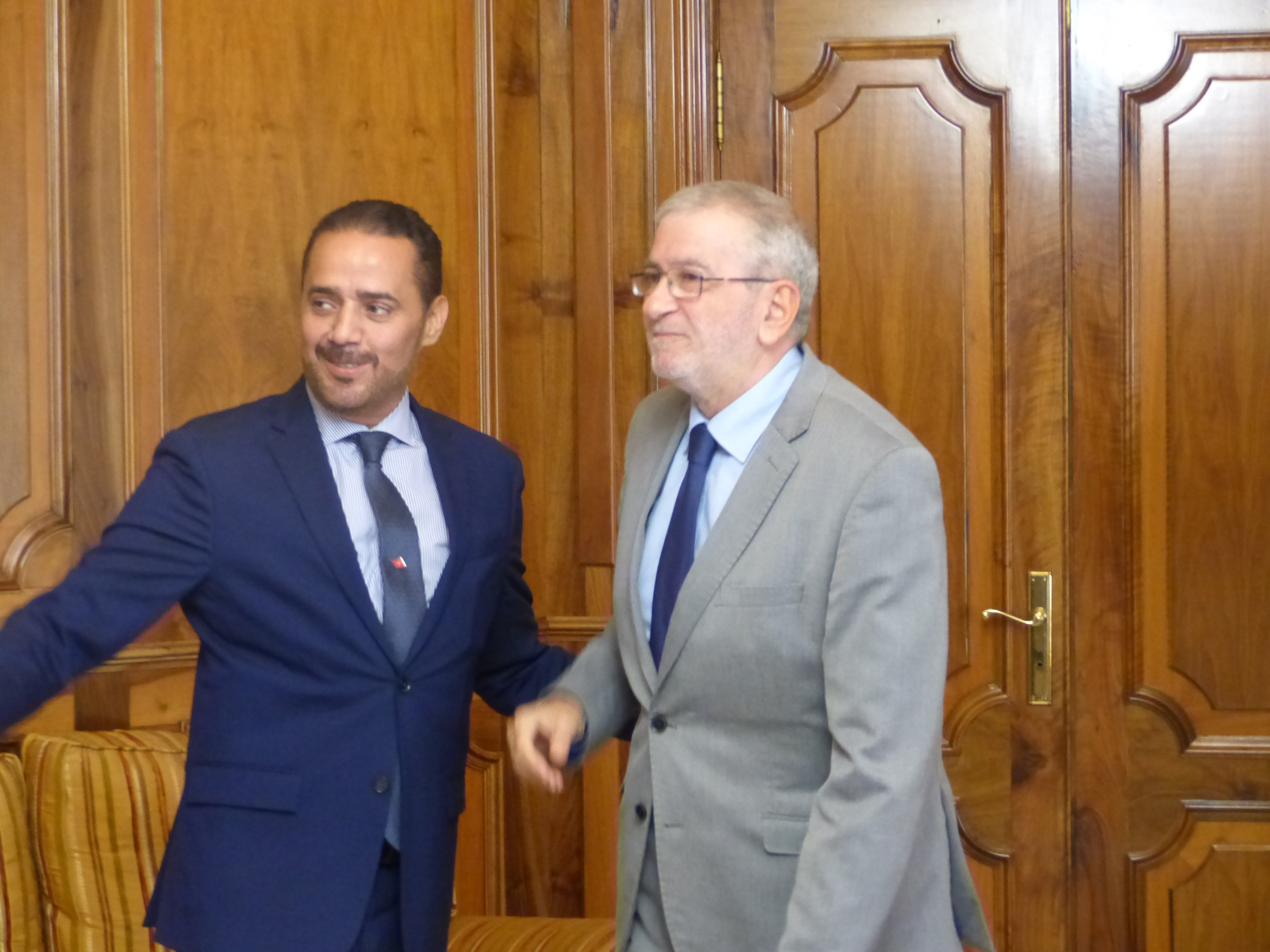Abdelaziz Jatim a su llegada a la Asamblea Regional saluda a Alberto Castillo