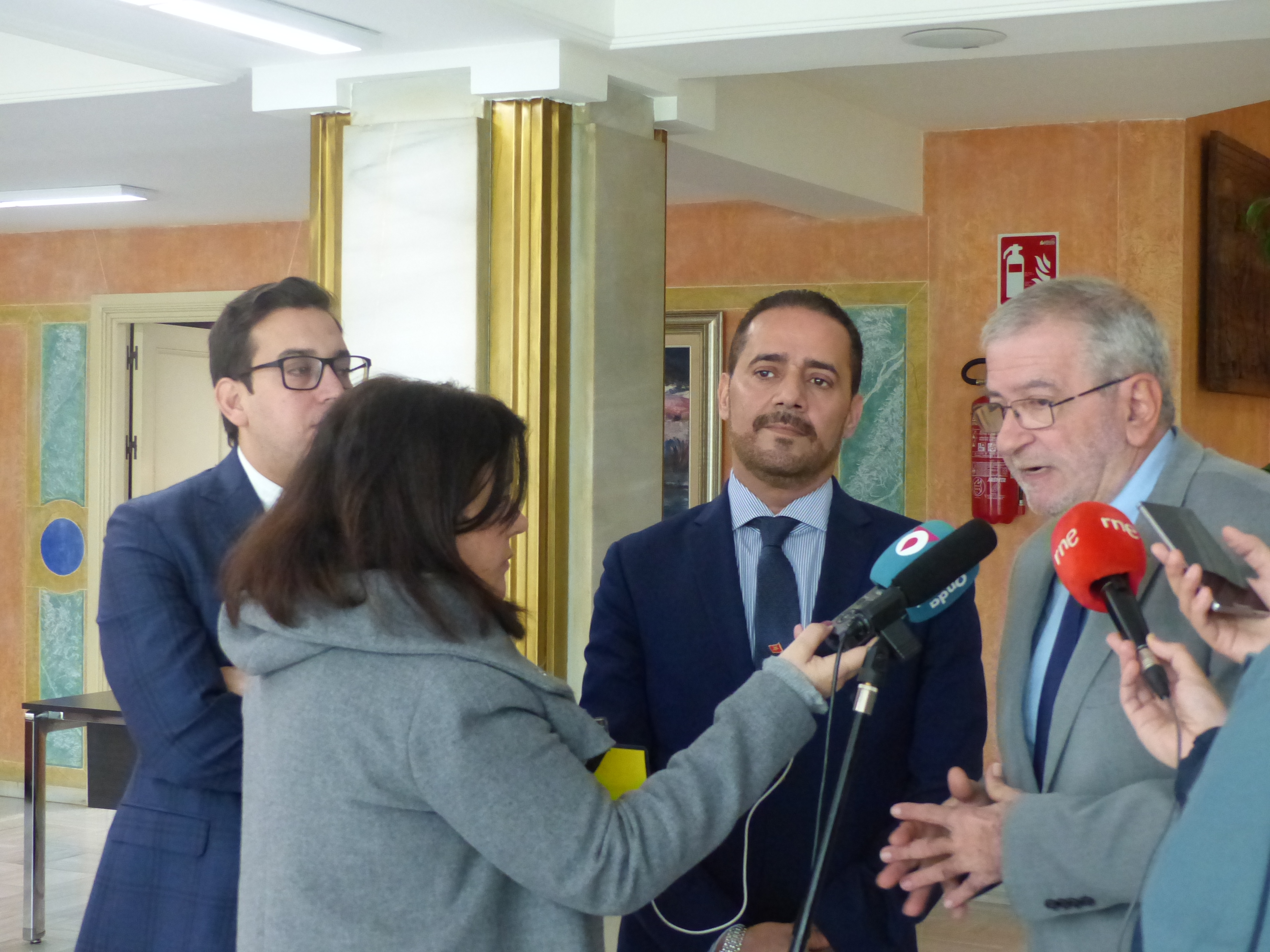 Alberto Castillo y Abdelaziz Jatim atendiendo a los medios tras el término de la reunión