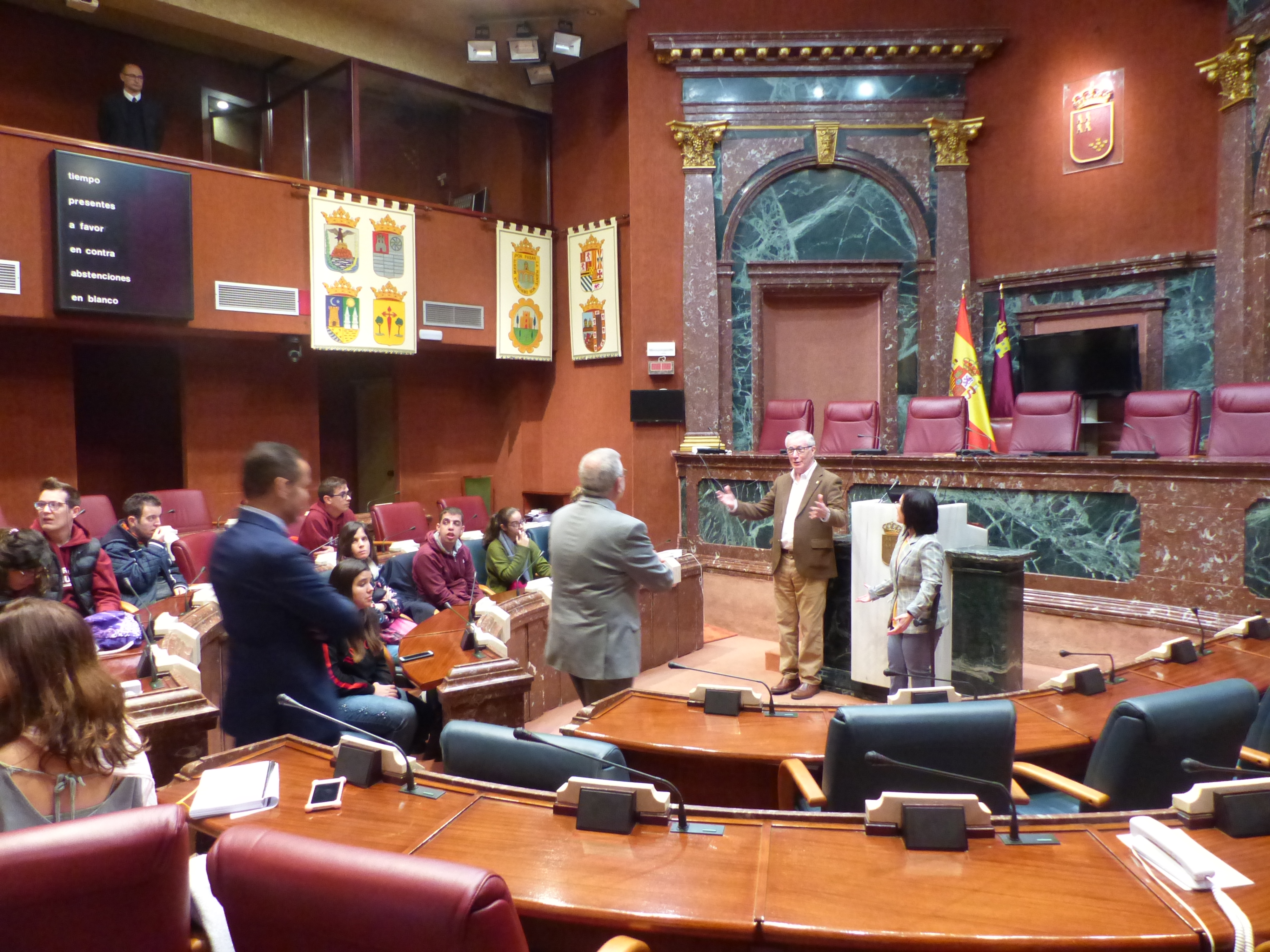 El presidente de la Asamblea irrumpe en el hemiciclo, acompañado del cónsul de Marruecos