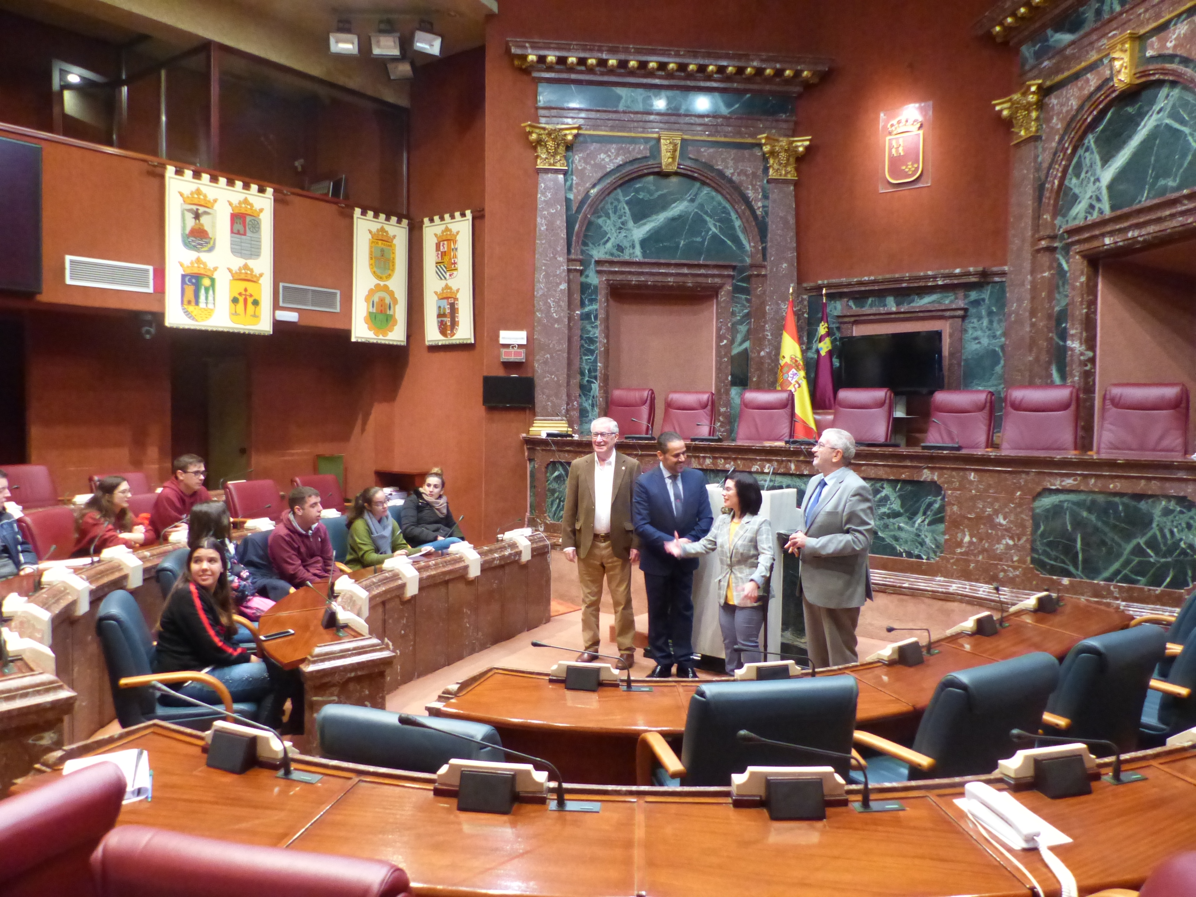Los diputados, el presidente de la Asamblea y el cónsul de Marruecos, con los jóvenes de "Todos Somos Campus"