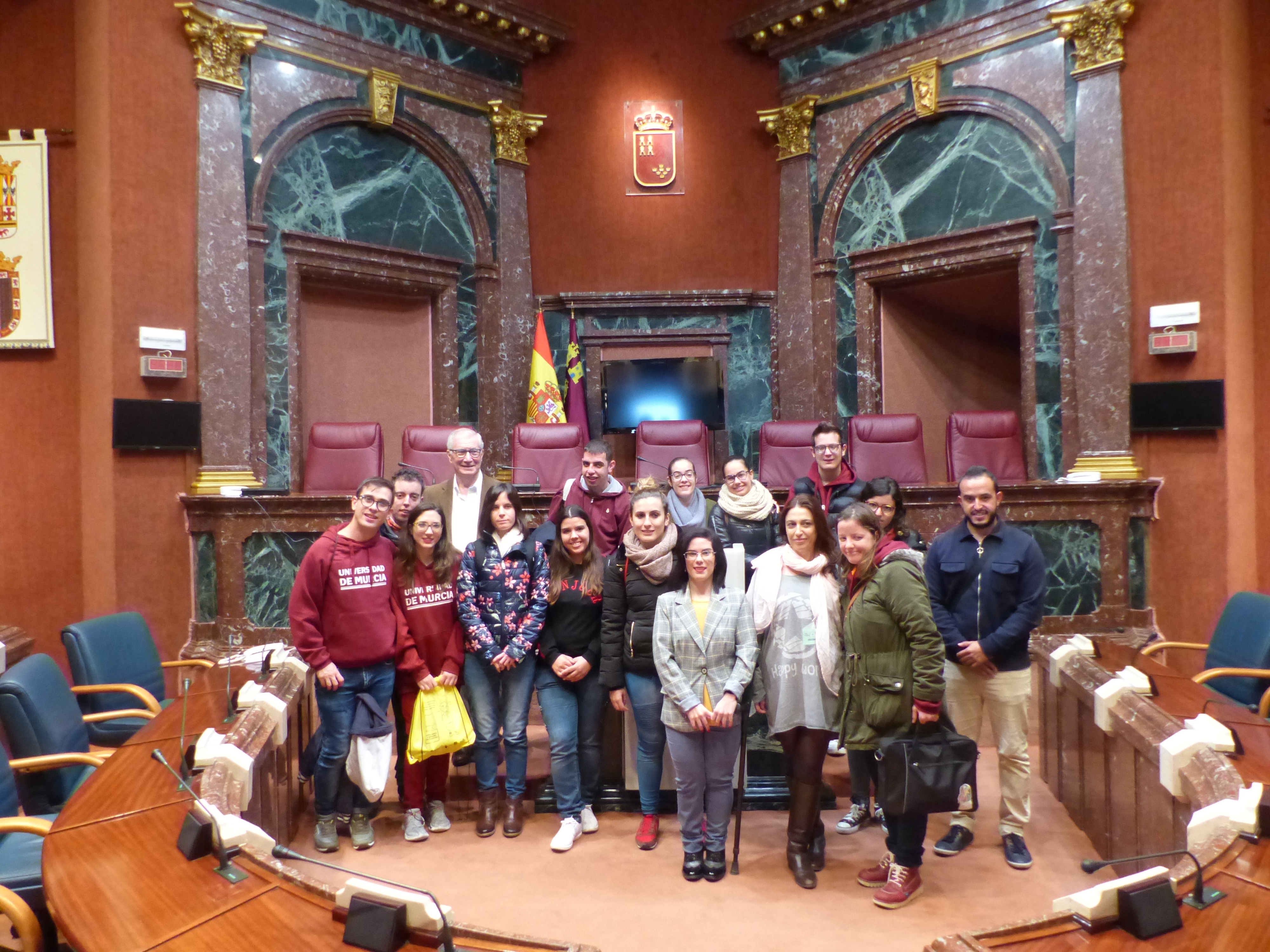 Alumnos del programa "Todos somos campus" posan en el hemiciclo con los diputados Toñi Abenza y Toni Calderón