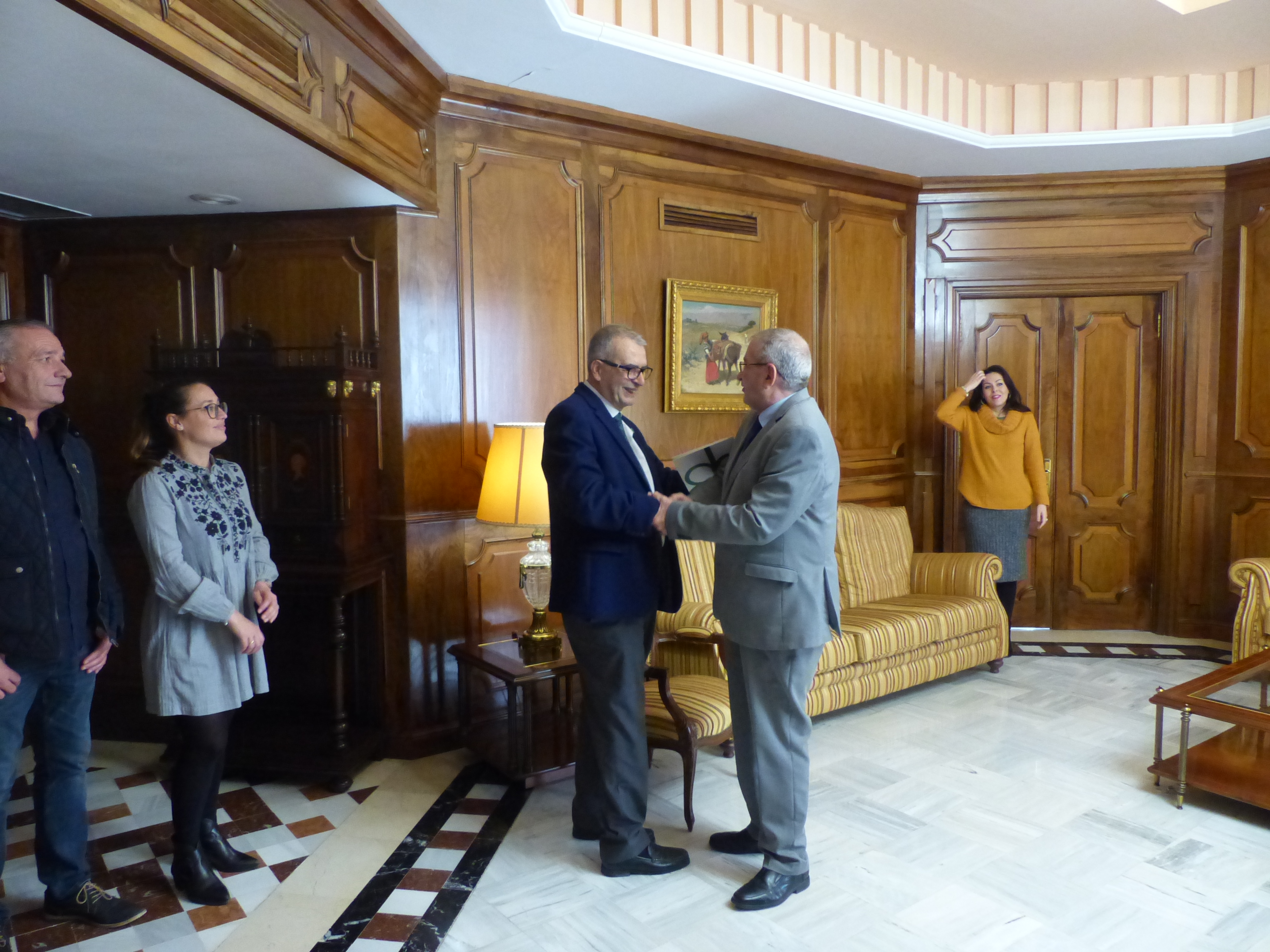 El presidente de la Asamblea saluda al presidente de ASTUS