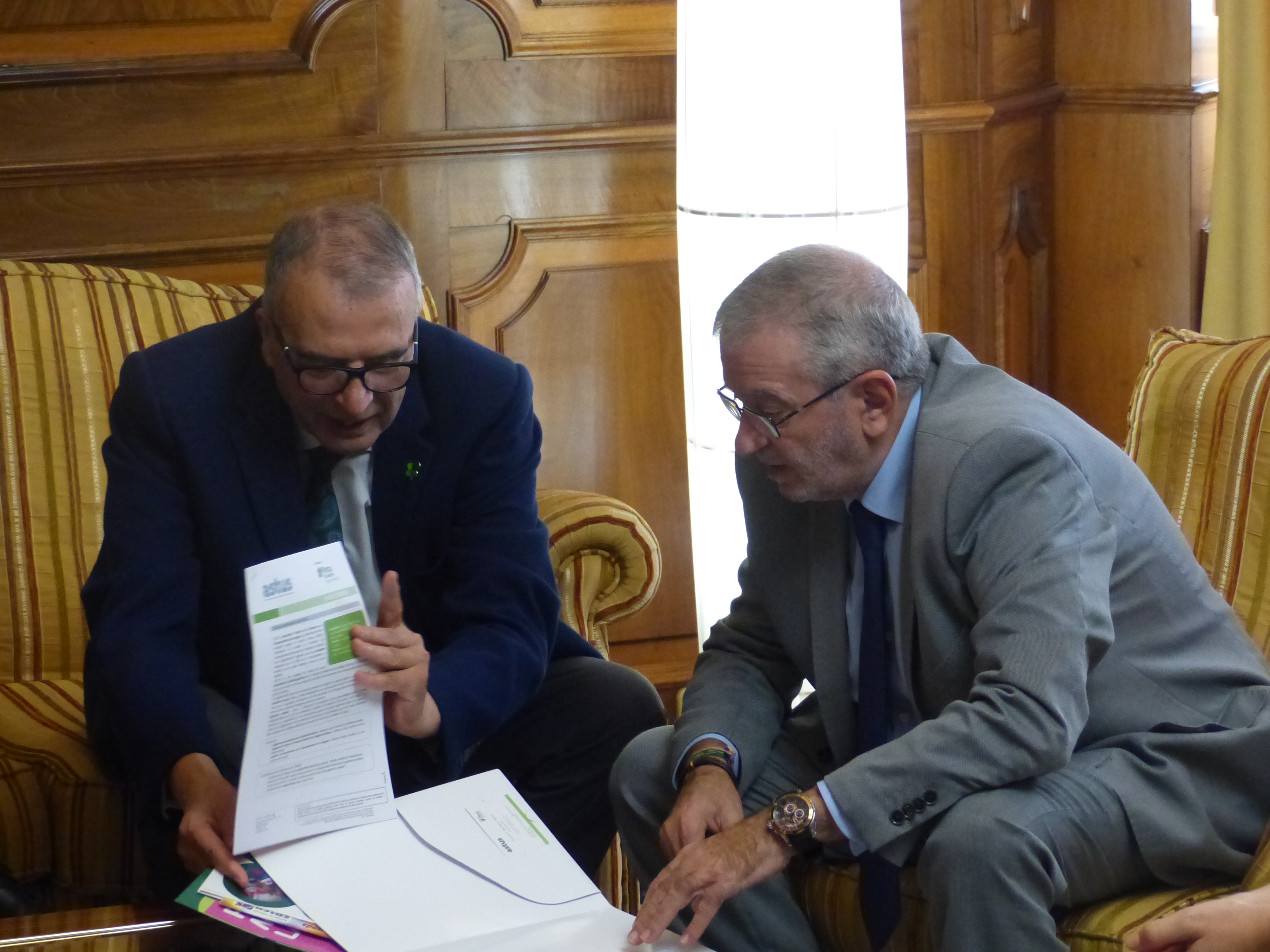 Joaquín Barberá explica a Alberto Castillo las realizaciones de ASTUS