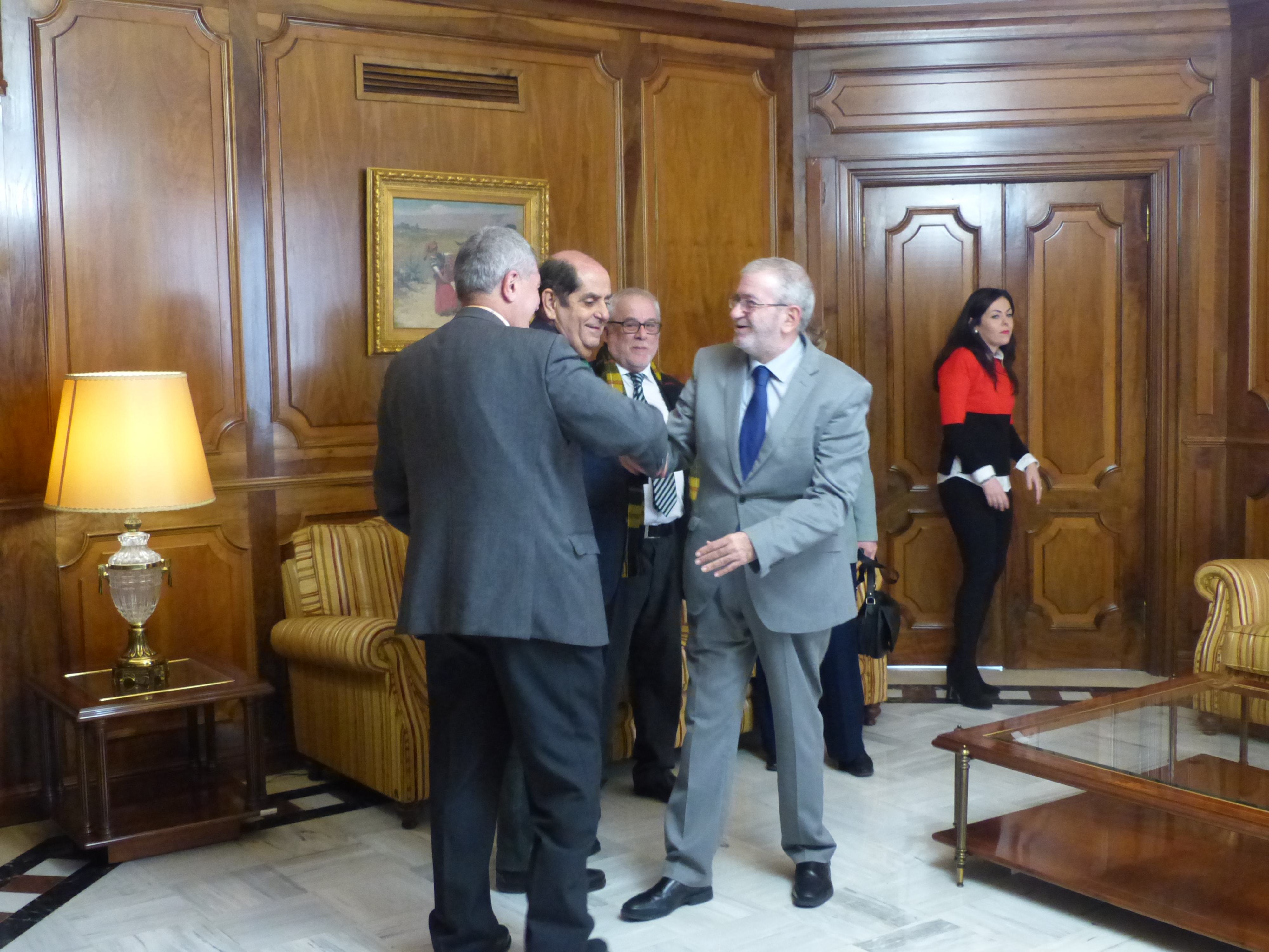 El presidente de la Asamblea, Alberto Castillo, saluda al director de la Real Academia, Juan González Castaño
