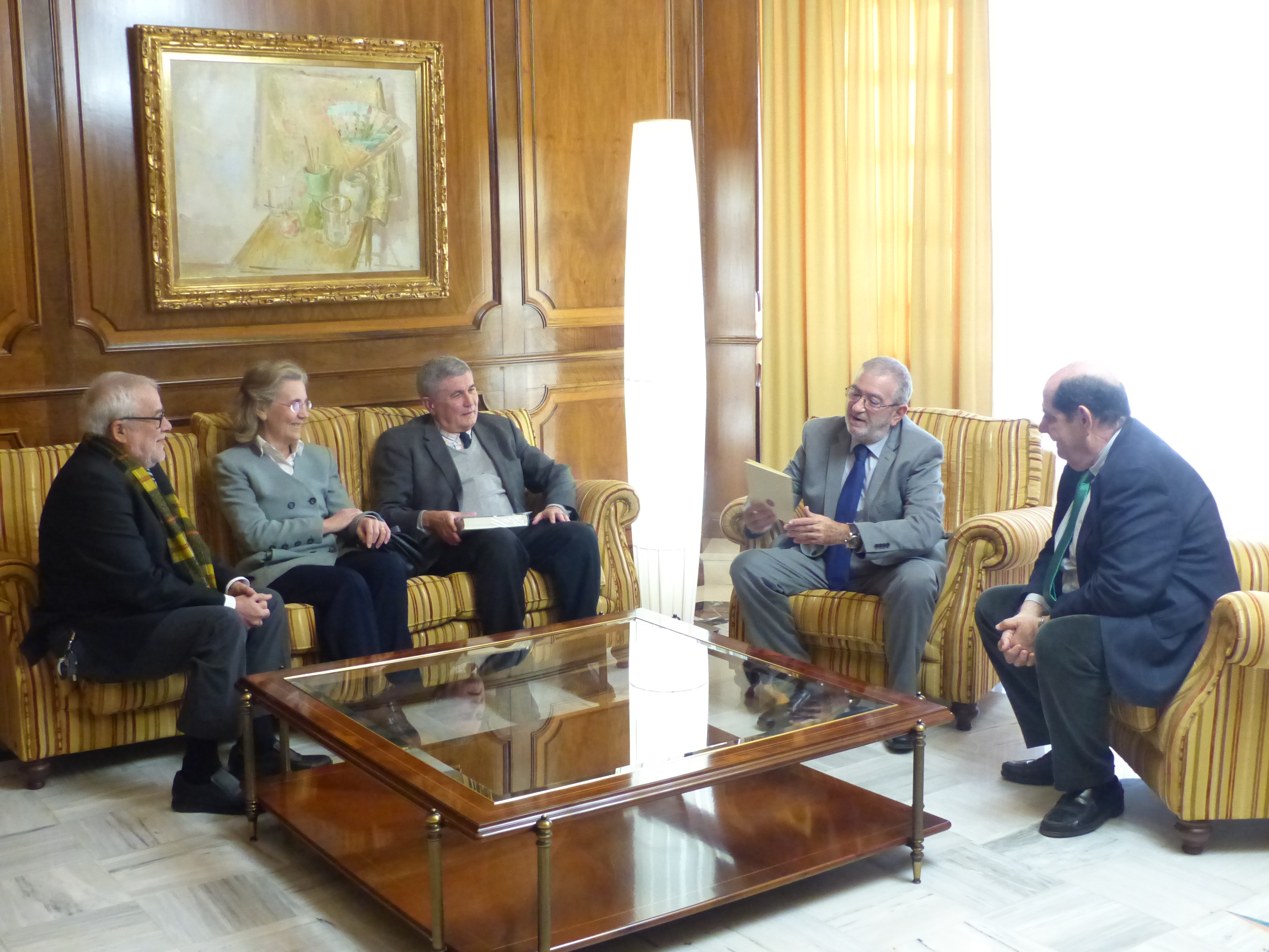 Alberto Castillo observa algunas de las últimas publicaciones de la Real Academia