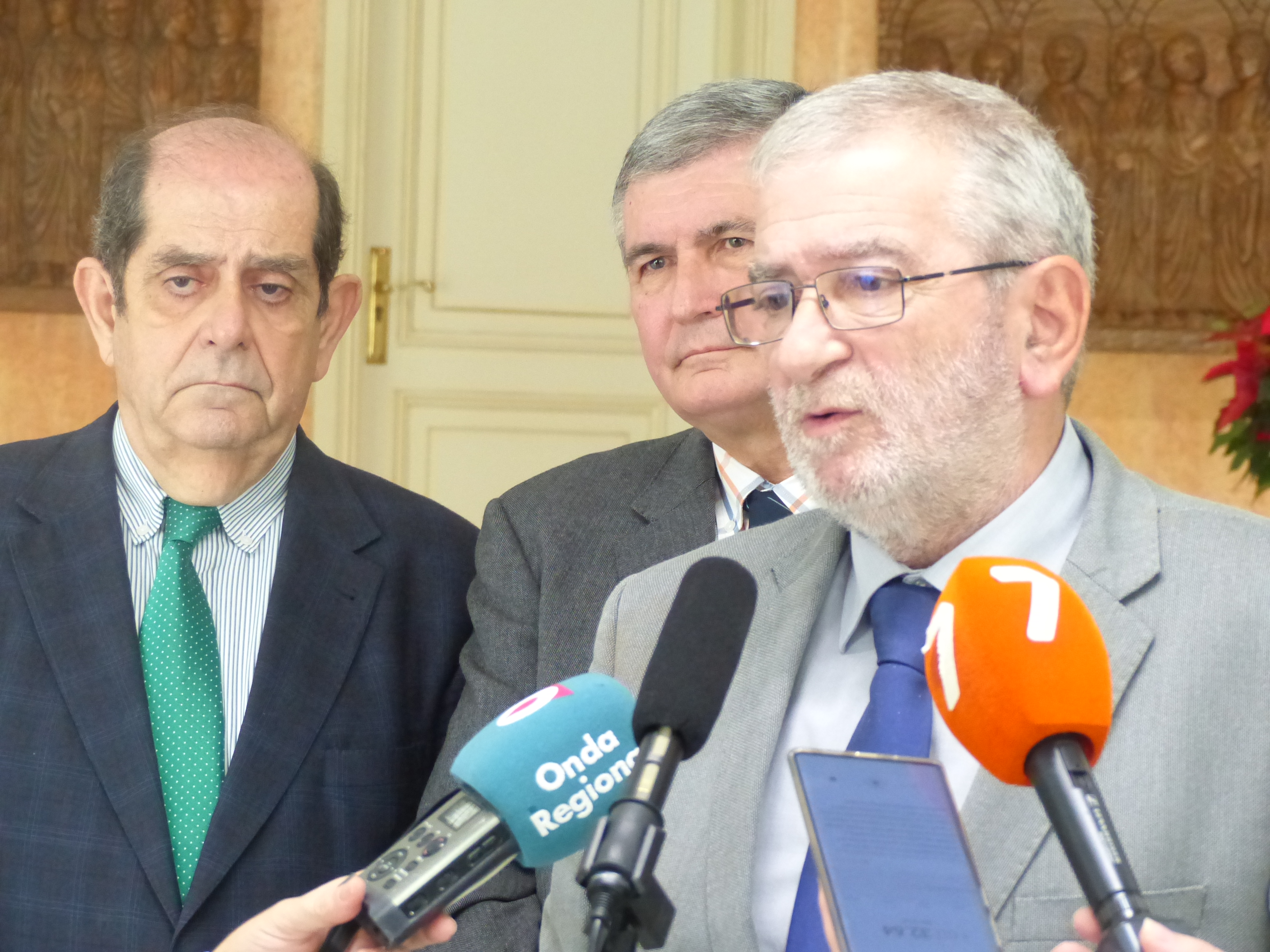 El presidente de la Asamblea anuncia la recuperación de la colaboración con la Real Academia