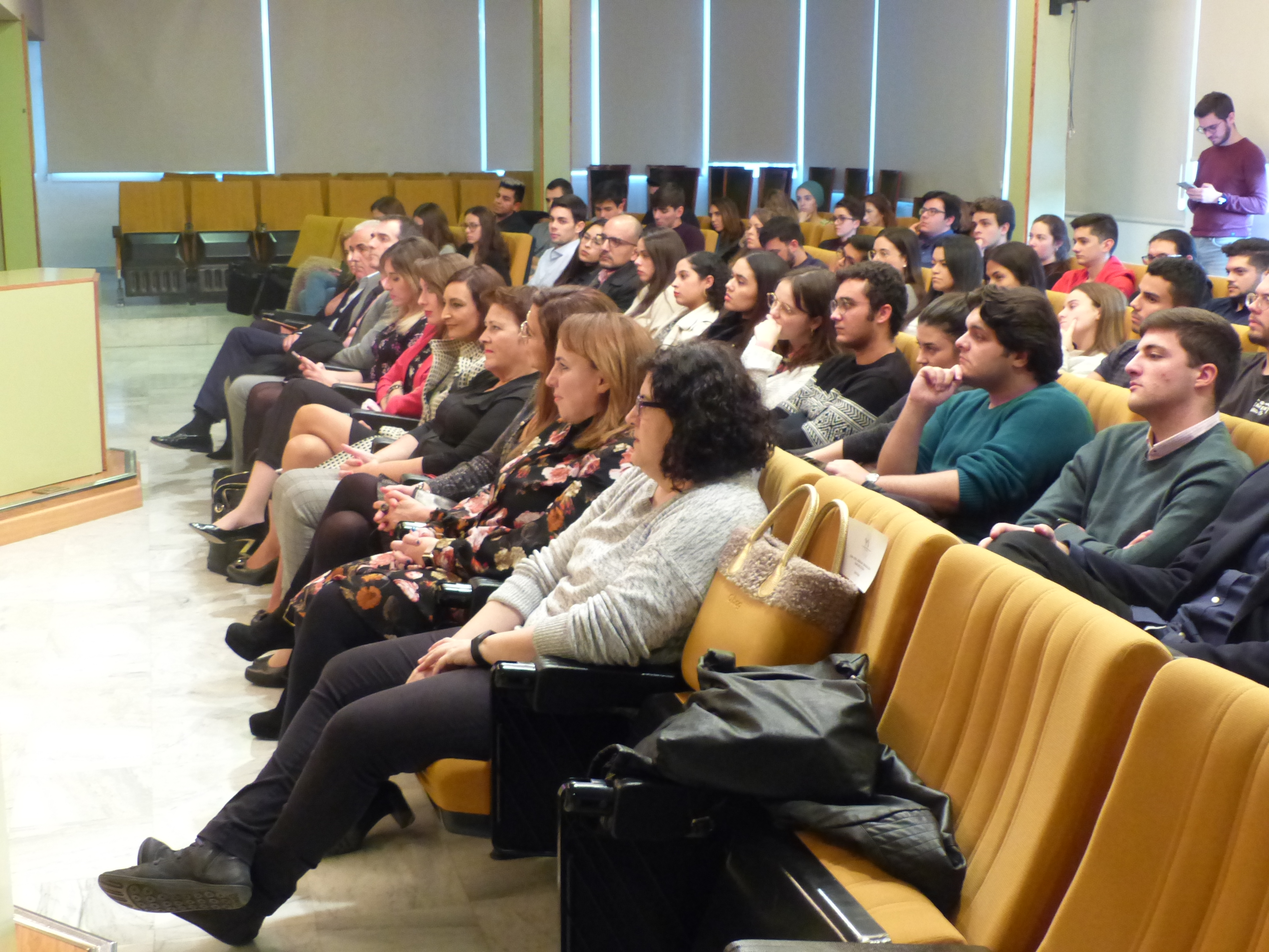 La conferencia ha sido seguida por diputados regionales y alumnos de la UMU y el ISEN