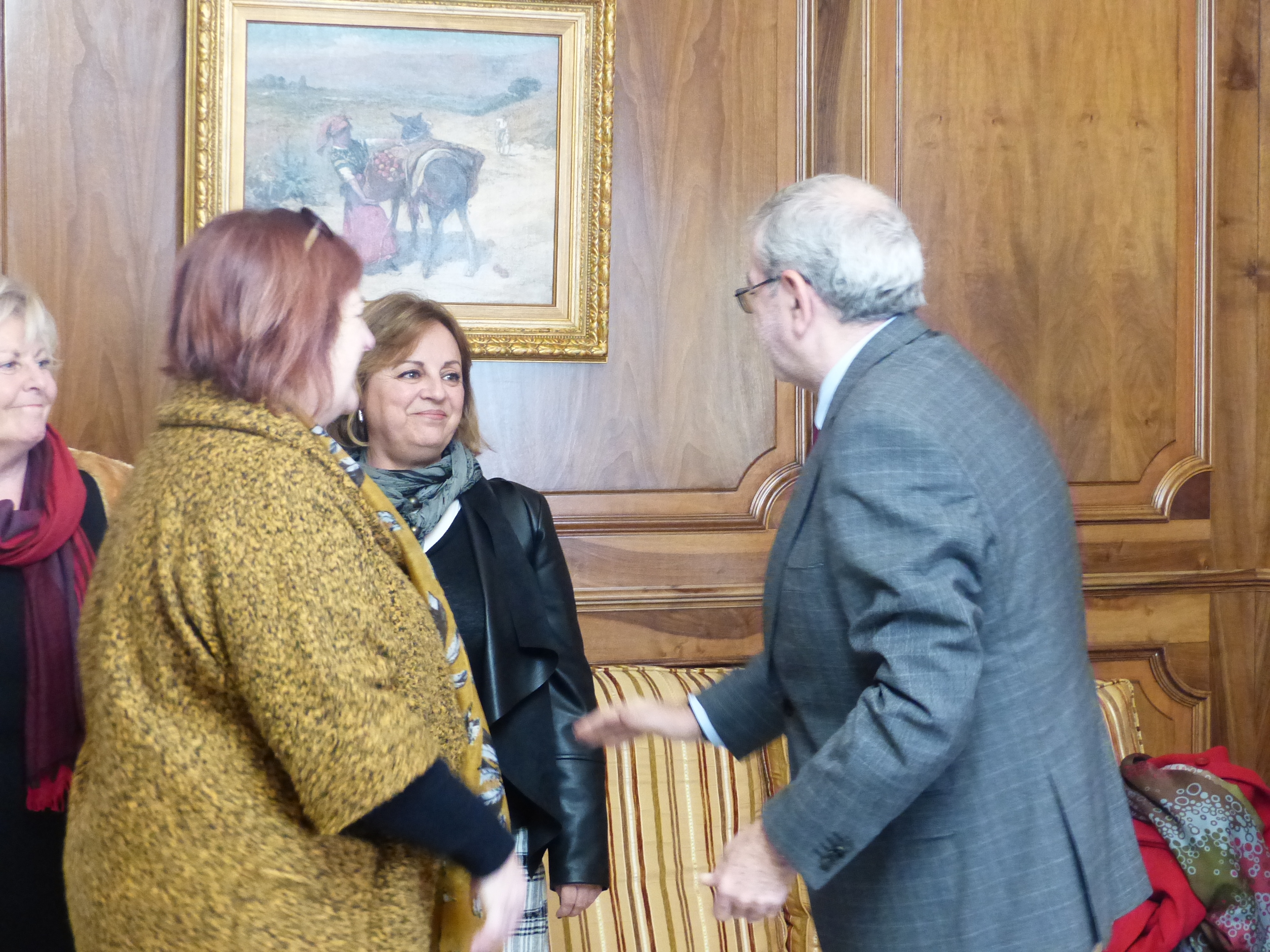Alberto Castillo saluda a las integrantes de AFIBROCAR