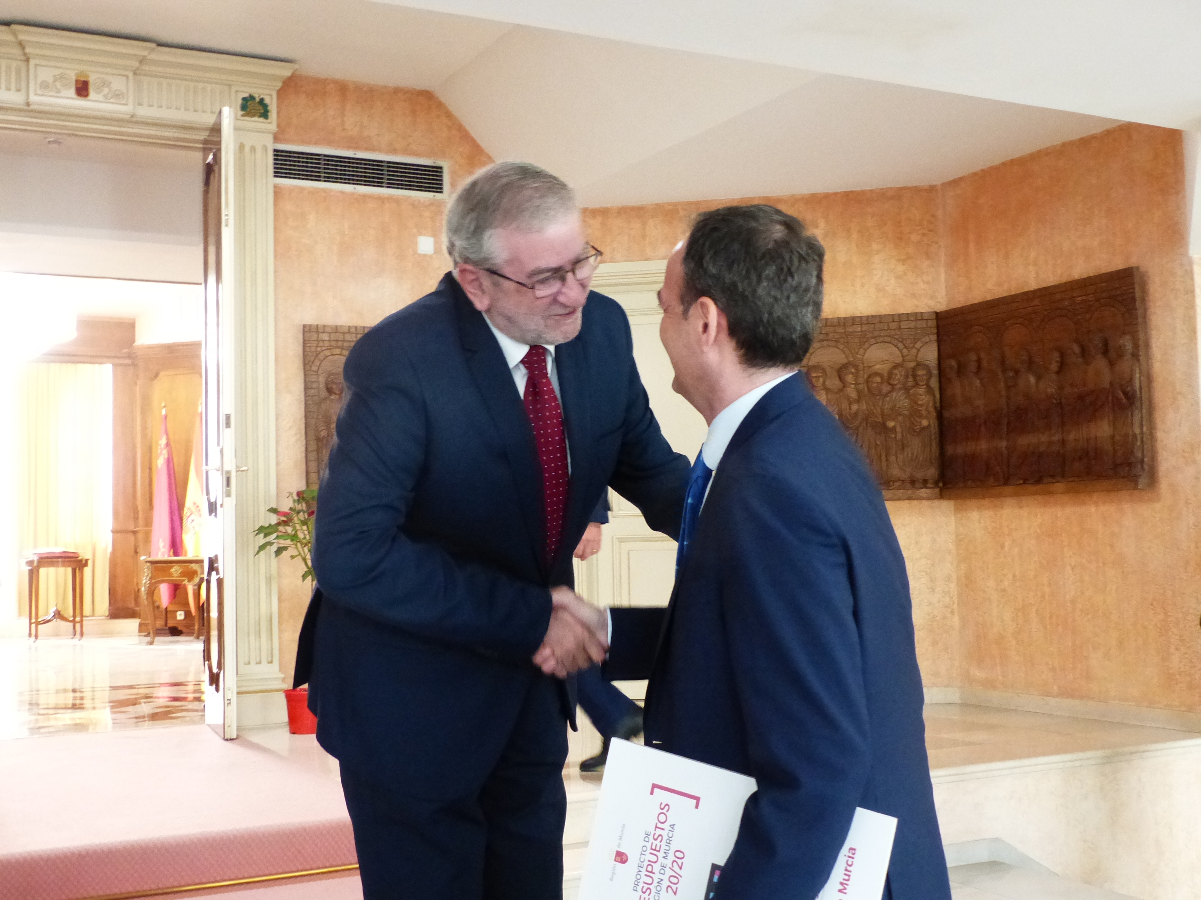 El presidente de la Asamblea Regional, Alberto Castillo, recibe a Javier Celdrán