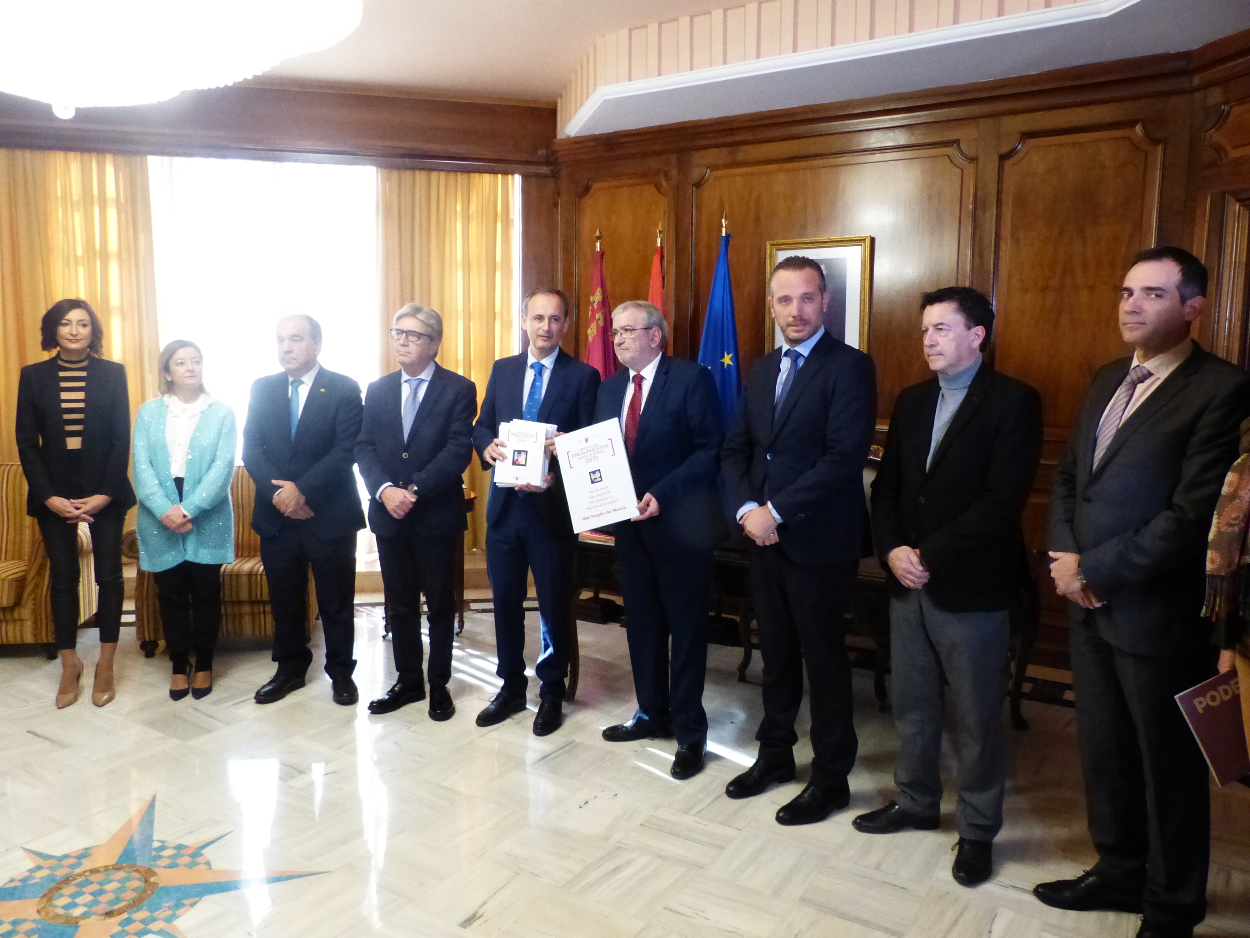 El acto ha contado con la asistencia de los portavoces de los cinco grupos parlamentarios y los miembros de la Mesa de la Comisión de Economía, Hacienda y Presupuesto