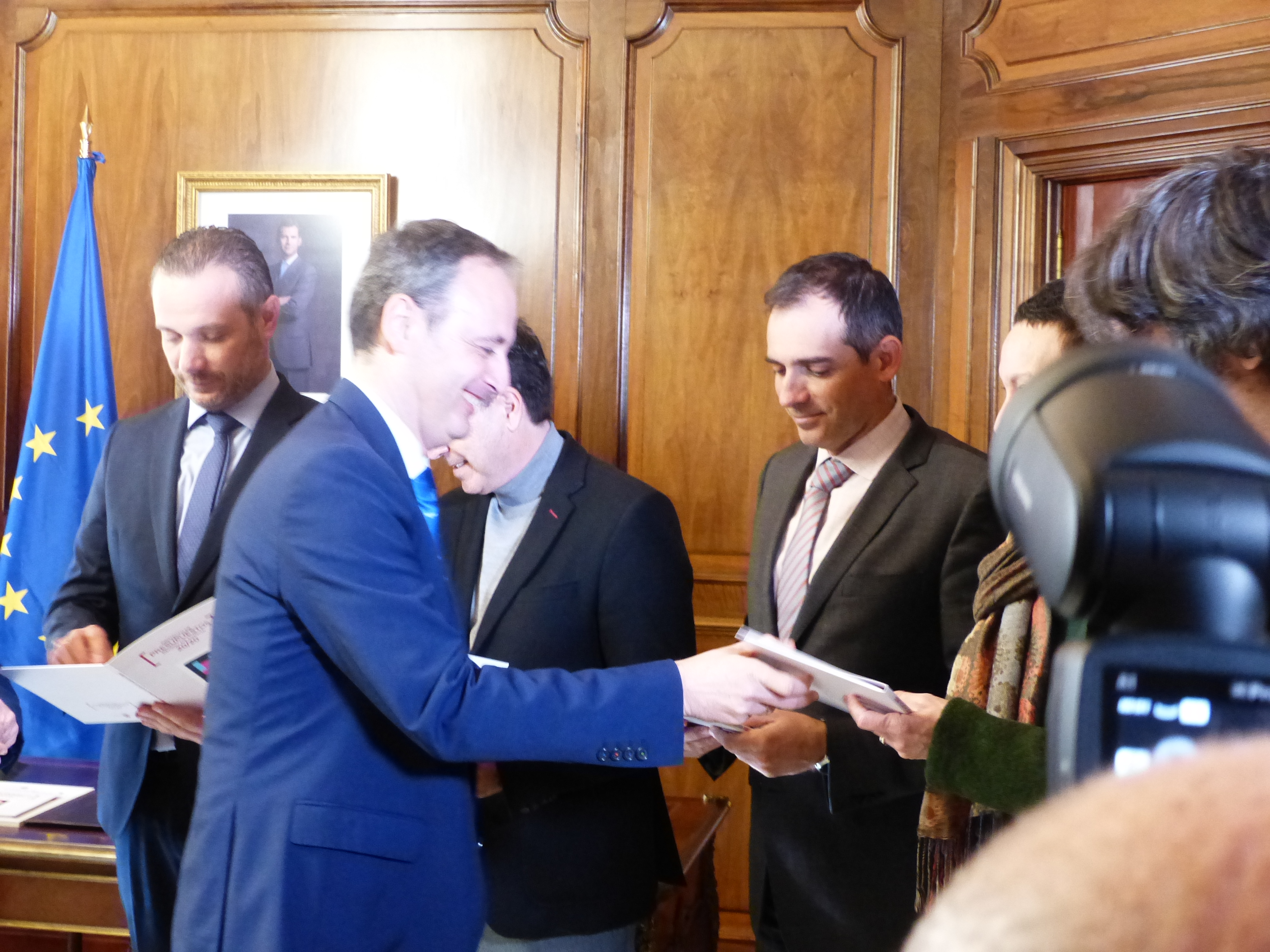 El acto ha contado con la asistencia de los portavoces de los cinco grupos parlamentarios y los miembros de la Mesa de la Comisión de Economía, Hacienda y Presupuesto