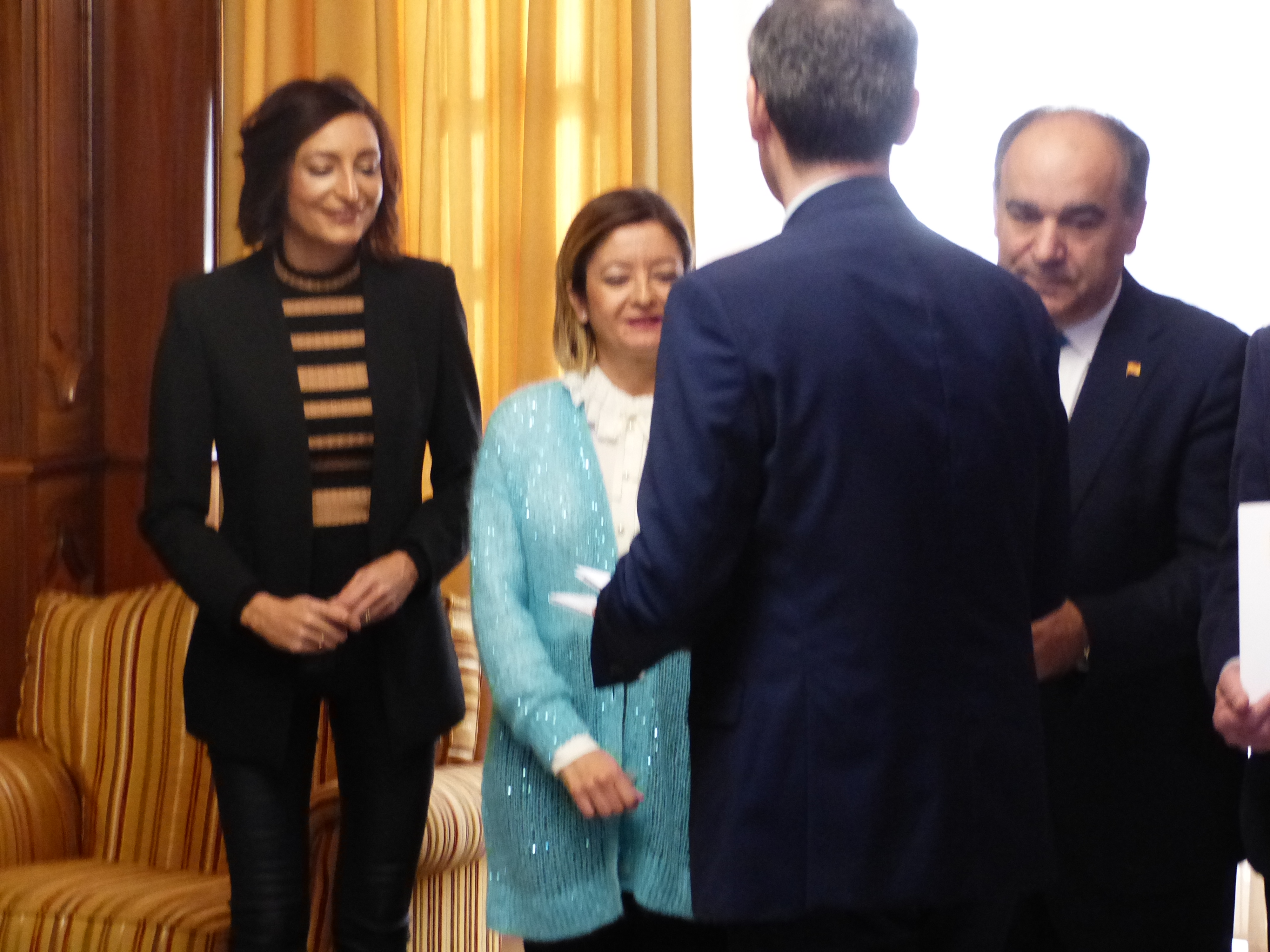 Javier Celdrán entrega el proyecto de ley de presupuesto a María Dolores Valcárcel, presidenta de la Comisión de Economía, Hacienda y Presupuesto, en presencia de la diputada de Cs Valle Miguélez y del diputado de Vox, Francisco José Carrera