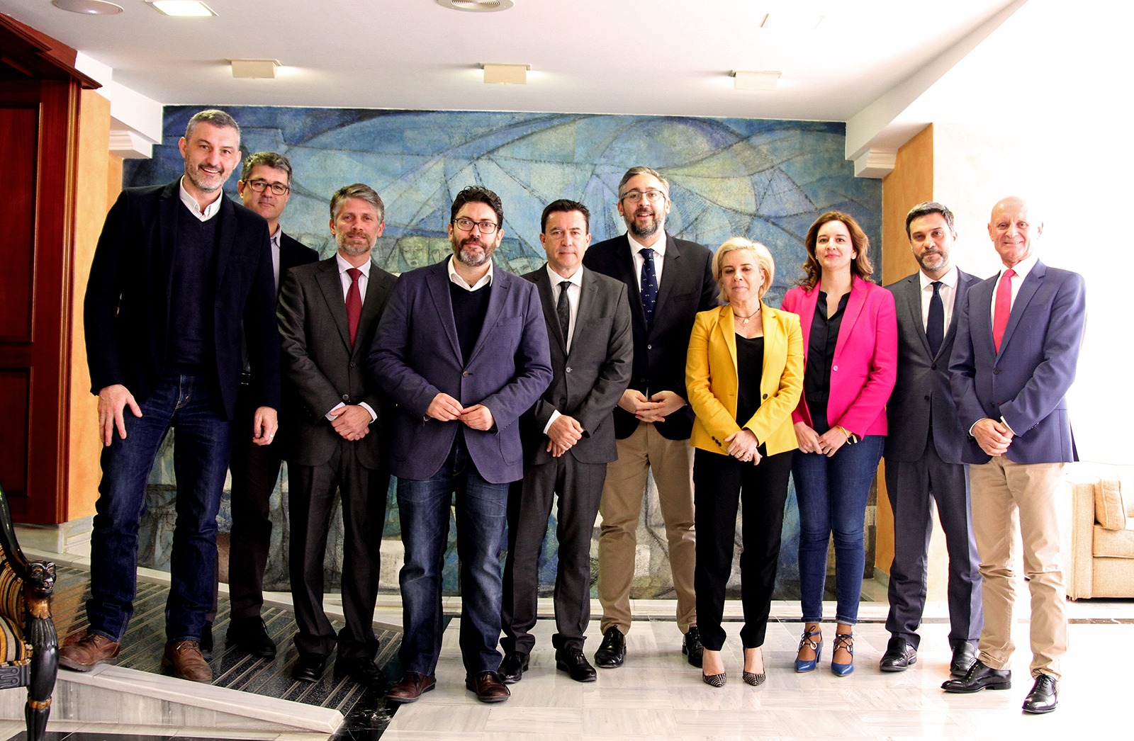 Los ponentes de la ley de gratuidad de libros de texto posan con los portavoces y la consejera de Educación al término del debate