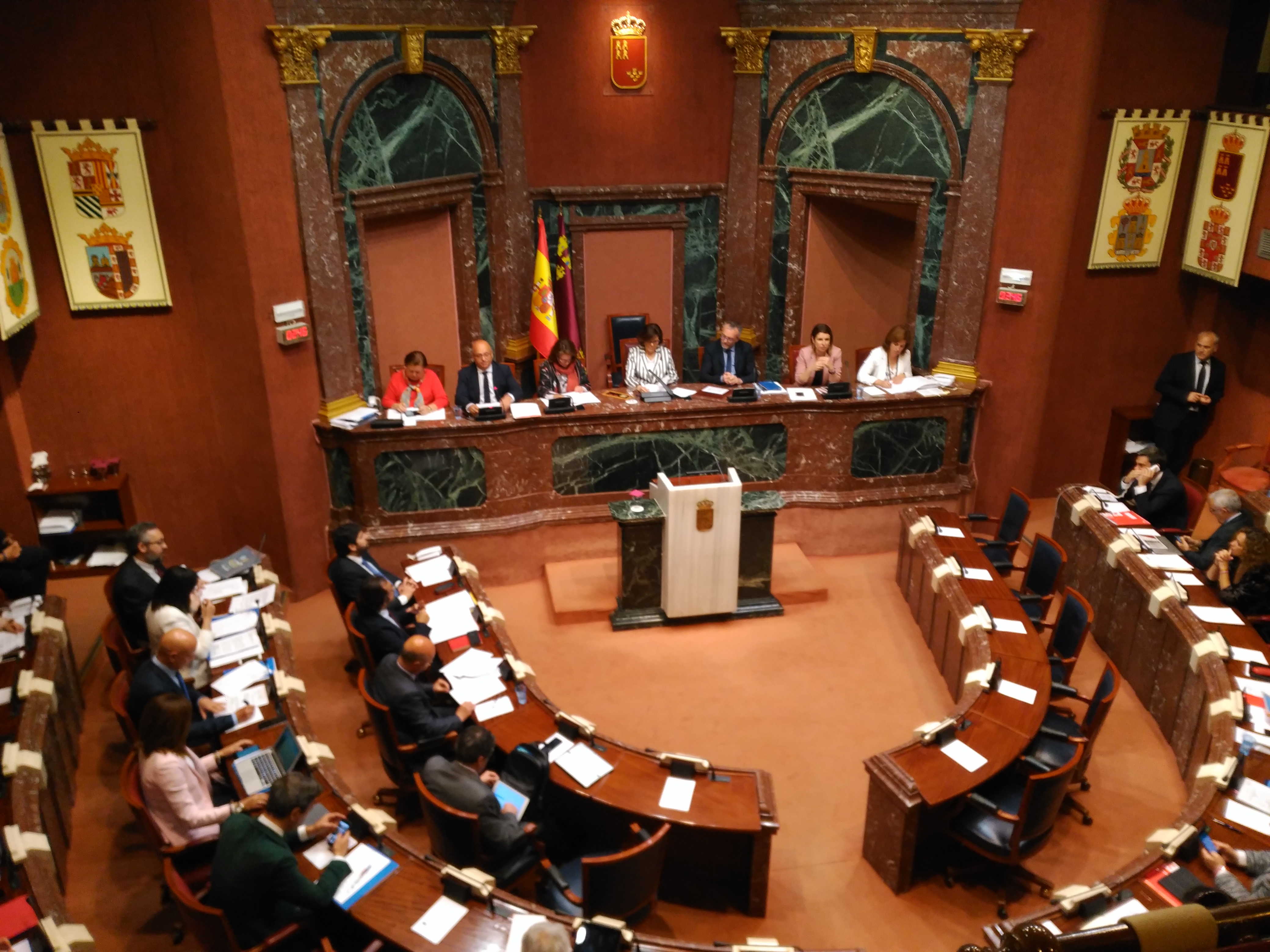 El secretario primero de la Cámara lee la declaración institucional contra las manifestaciones machistas de representantes públicos