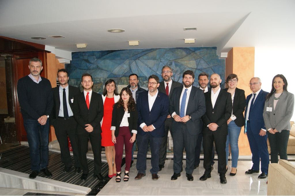 Miembros de la Asociación de Criminología y Sociedad posan con el presidente del Gobierno, los portavoces parlamentarios y ponentes de la Ley, tras su aprobación