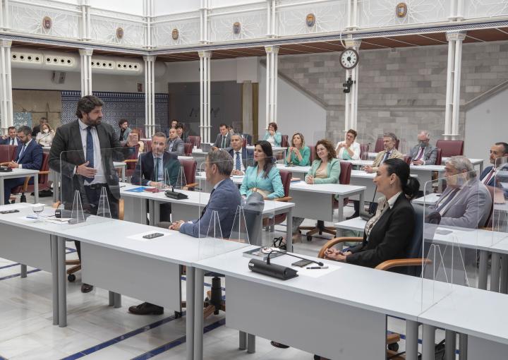 López Miras responde a una pregunta durante una sesión de control