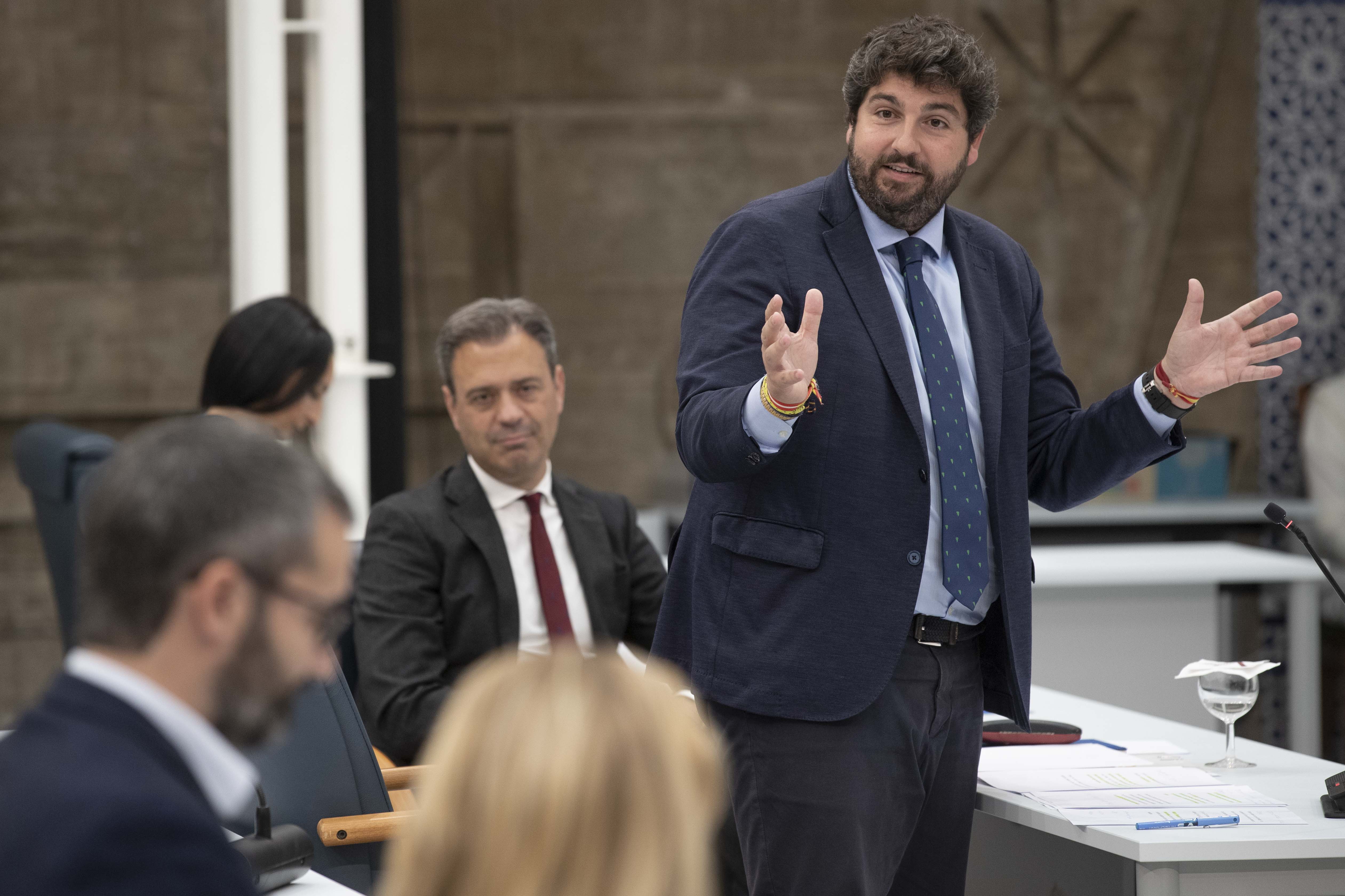 El presidente del Consejo de Gobierno, Fernando López Miras, responde a una pregunta durante una sesión de control