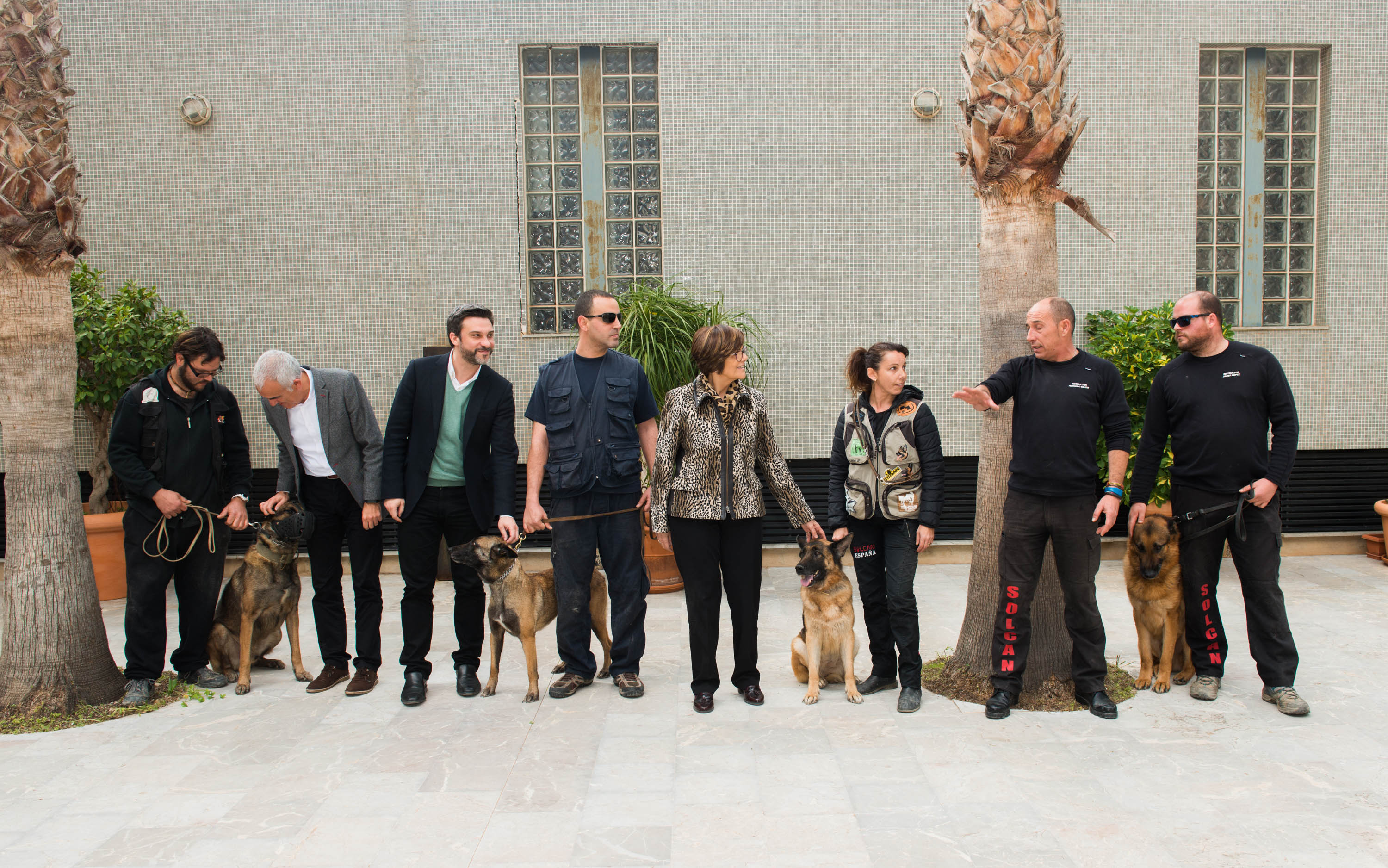 La Asamblea Regional de Murcia se ha convertido en el escenario de una demostración canina de protección a las mujeres víctimas de violencia de género