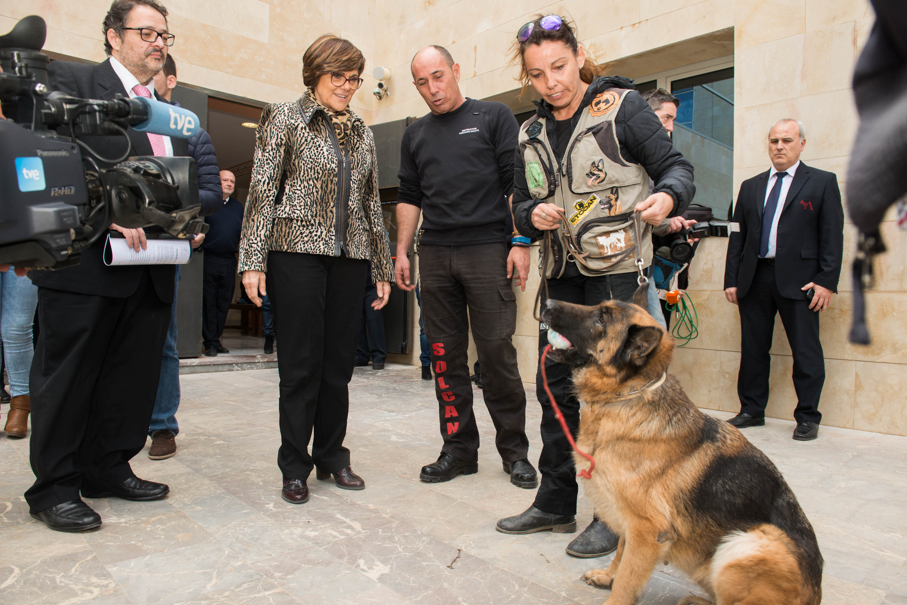 La Asamblea Regional de Murcia se ha convertido en el escenario de una demostración canina de protección a las mujeres víctimas de violencia de género