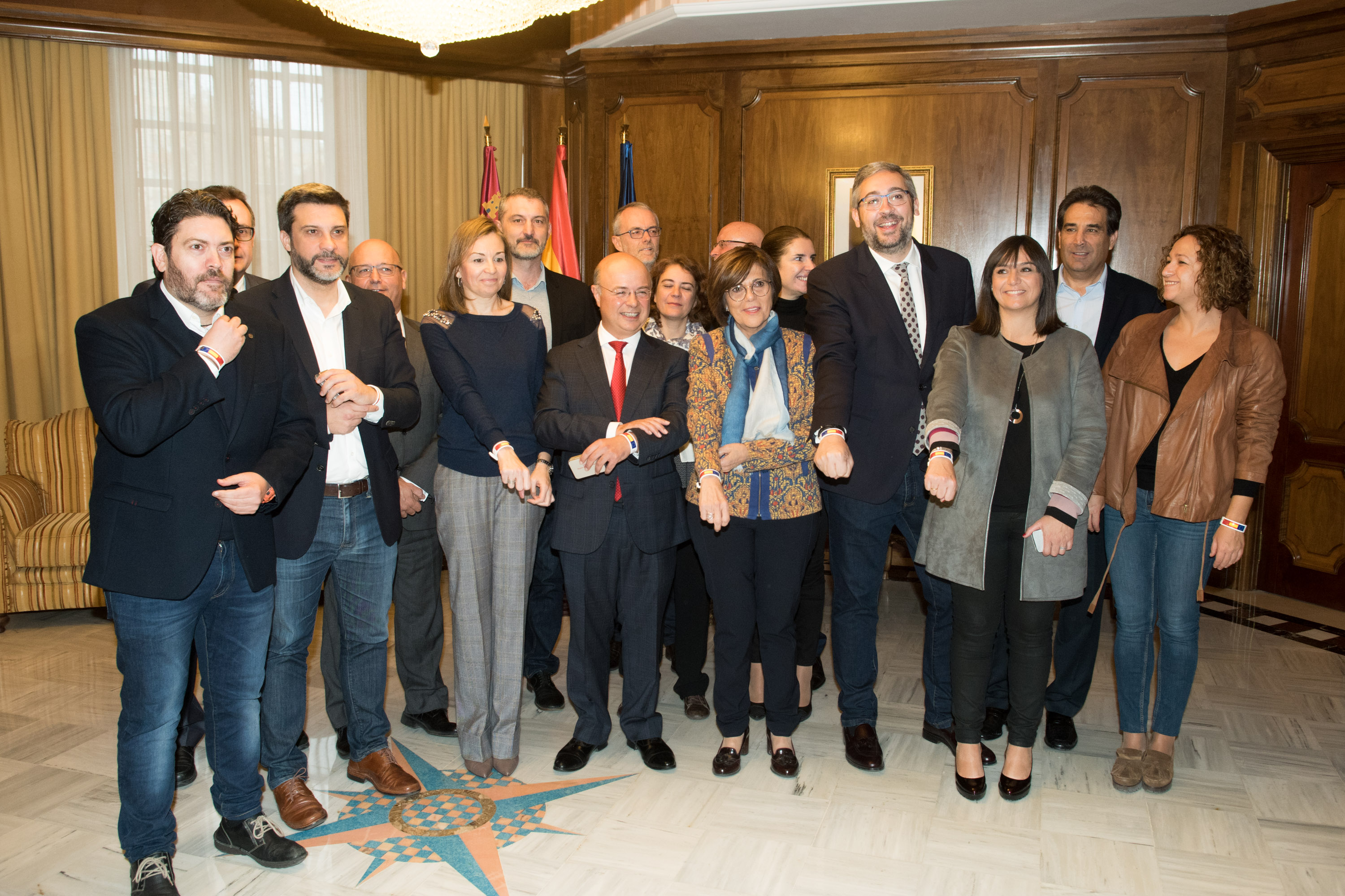 El consejero de Hacienda y Administraciones Públicas, Andrés Carrillo, entrega a Mesa, Portavoces y Comisión de Economía, Hacienda y Presupuesto el proyecto de Ley de de Presupuestos Generales de la Comunidad Autónoma de la Región de Murcia 2018