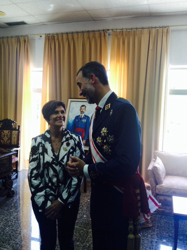 La presidenta de la Asamblea, Rosa Peñalver, charla con SM el Rey, tras la ceremonia militar