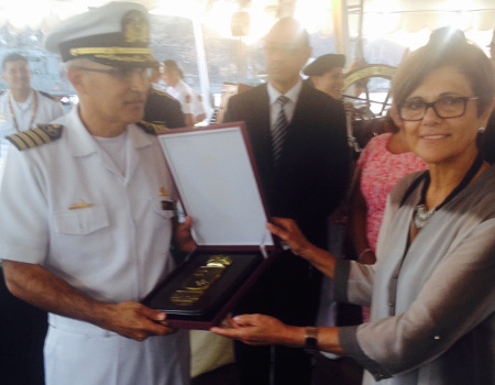 La presidenta Rosa Peñalver le entrega una metopa de la Asamblea al comandante del buque escuela "Guayas", Carlos Zumárraga.