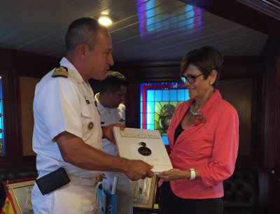 La presidenta de la Asamblea junto a Pedro Mata comandante capitán del buque escuela de la armada mexicana