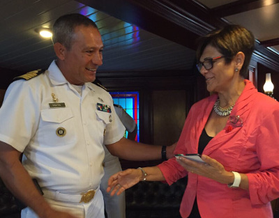 La presidenta de la Asamblea junto a Pedro Mata comandante capitán del buque escuela de la armada mexicana