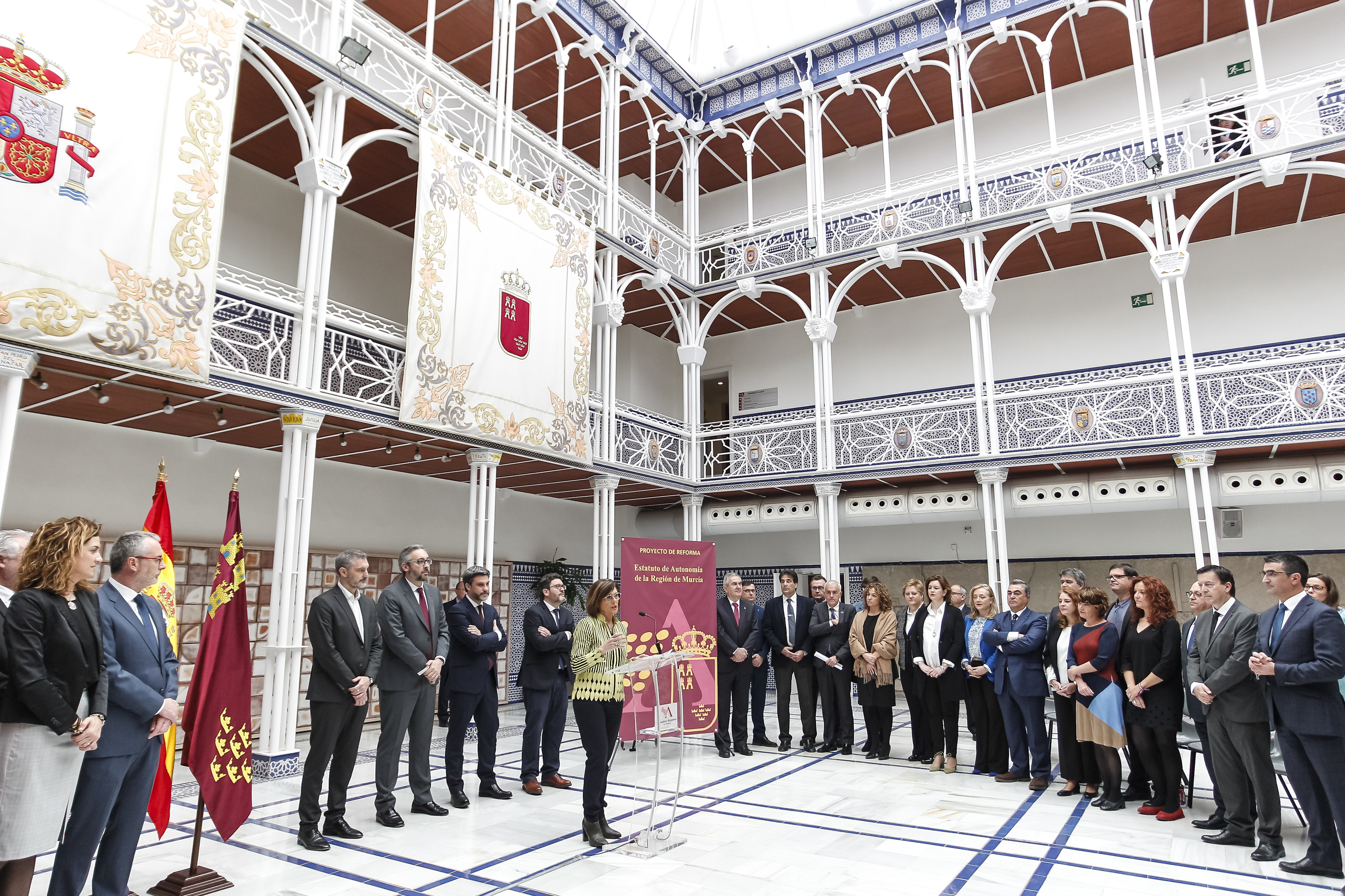 La presidenta de la Asamblea, Rosa Peñalver, y los cuatro portavoces de los Grupos Parlamentarios, Víctor Manuel Martínez, Popular; Joaquín López, Socialista; Óscar Urralburu, Podemos; y Miguel Sánchez, Ciudadanos Partido de la Ciudadanía, han ofrecido un