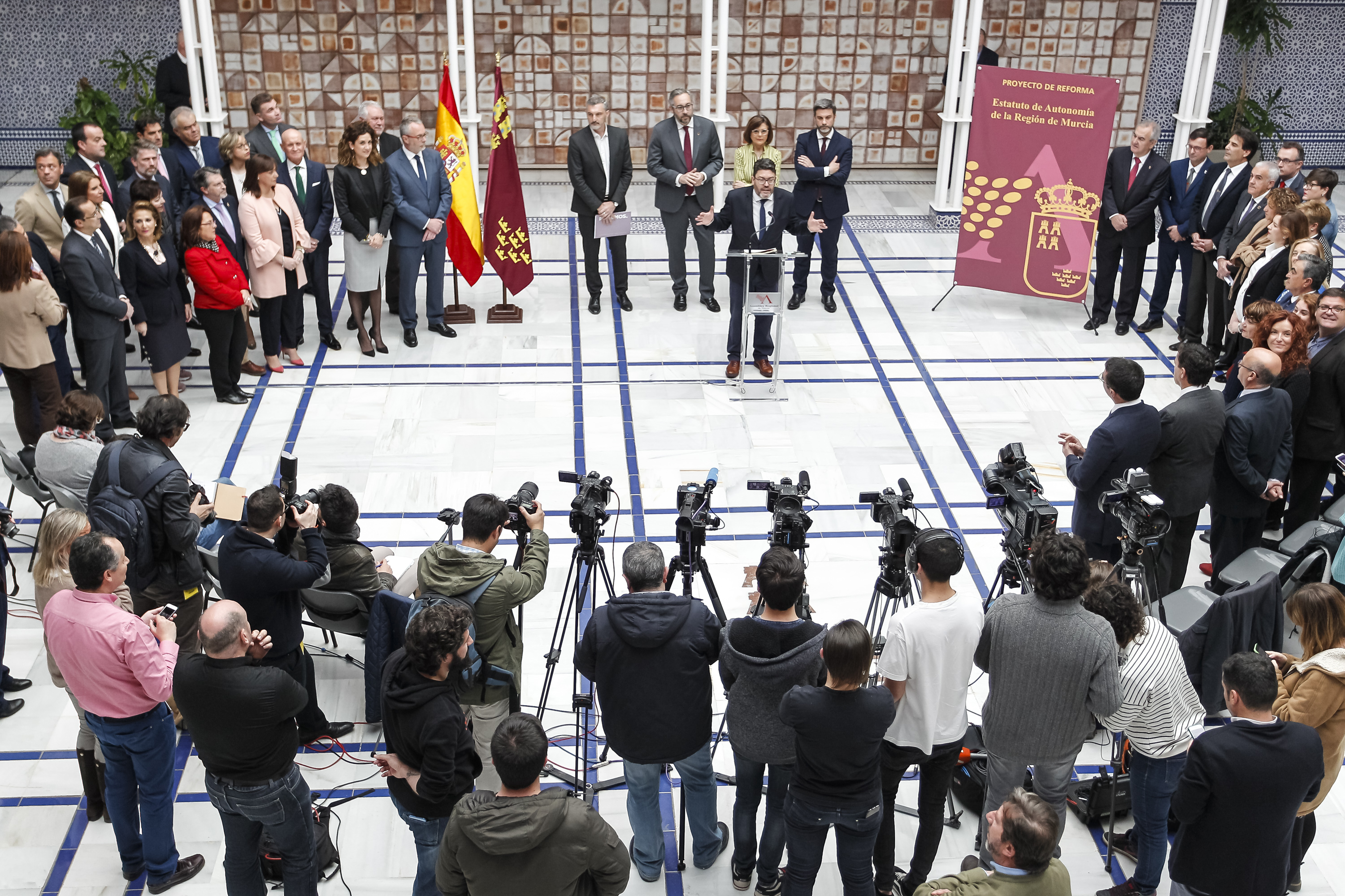 La presidenta de la Asamblea, Rosa Peñalver, y los cuatro portavoces de los Grupos Parlamentarios, Víctor Manuel Martínez, Popular; Joaquín López, Socialista; Óscar Urralburu, Podemos; y Miguel Sánchez, Ciudadanos Partido de la Ciudadanía, han ofrecido un