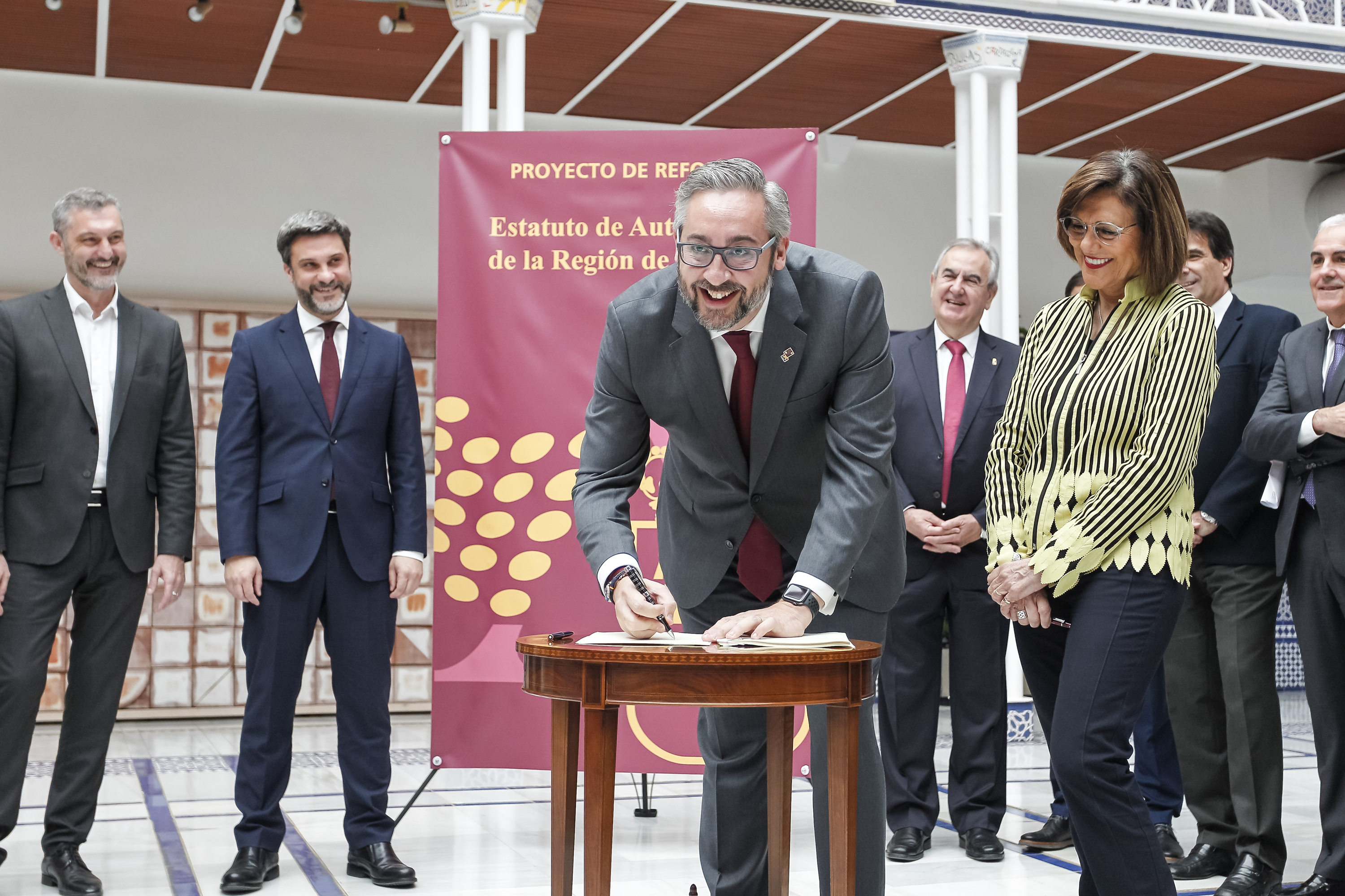 La presidenta de la Asamblea, Rosa Peñalver, y los cuatro portavoces de los Grupos Parlamentarios, Víctor Manuel Martínez, Popular; Joaquín López, Socialista; Óscar Urralburu, Podemos; y Miguel Sánchez, Ciudadanos Partido de la Ciudadanía, han ofrecido un