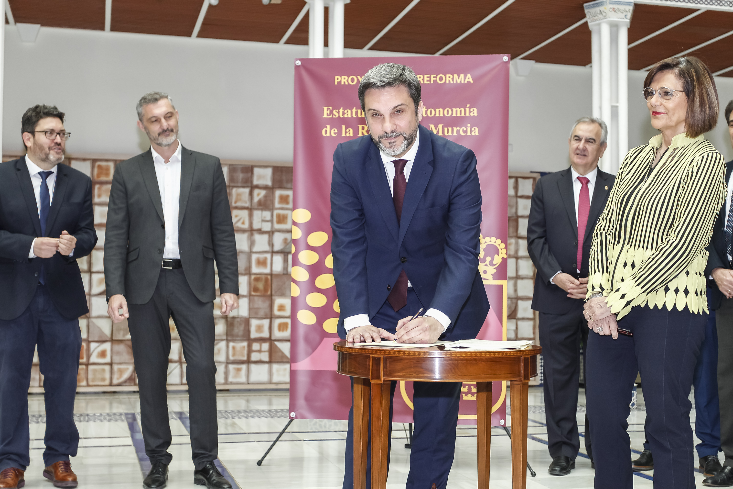 La presidenta de la Asamblea, Rosa Peñalver, y los cuatro portavoces de los Grupos Parlamentarios, Víctor Manuel Martínez, Popular; Joaquín López, Socialista; Óscar Urralburu, Podemos; y Miguel Sánchez, Ciudadanos Partido de la Ciudadanía, han ofrecido un