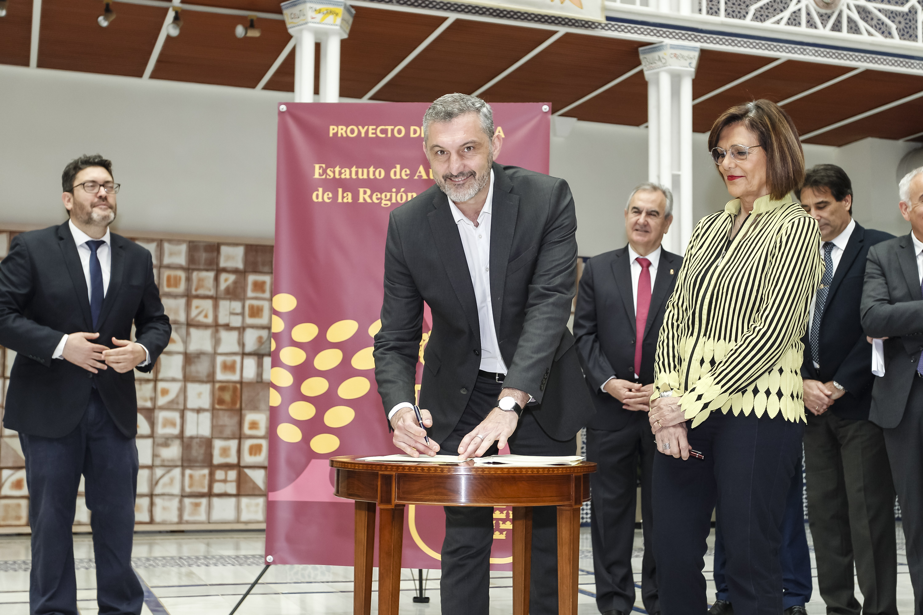 La presidenta de la Asamblea, Rosa Peñalver, y los cuatro portavoces de los Grupos Parlamentarios, Víctor Manuel Martínez, Popular; Joaquín López, Socialista; Óscar Urralburu, Podemos; y Miguel Sánchez, Ciudadanos Partido de la Ciudadanía, han ofrecido un
