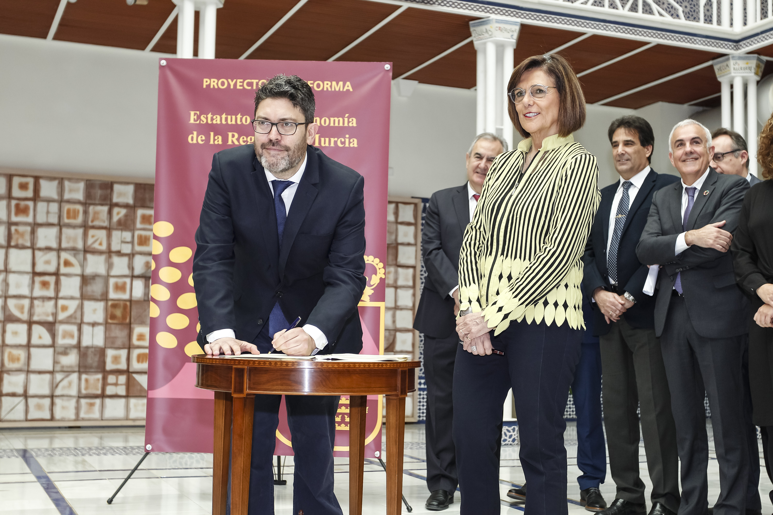 La presidenta de la Asamblea, Rosa Peñalver, y los cuatro portavoces de los Grupos Parlamentarios, Víctor Manuel Martínez, Popular; Joaquín López, Socialista; Óscar Urralburu, Podemos; y Miguel Sánchez, Ciudadanos Partido de la Ciudadanía, han ofrecido un