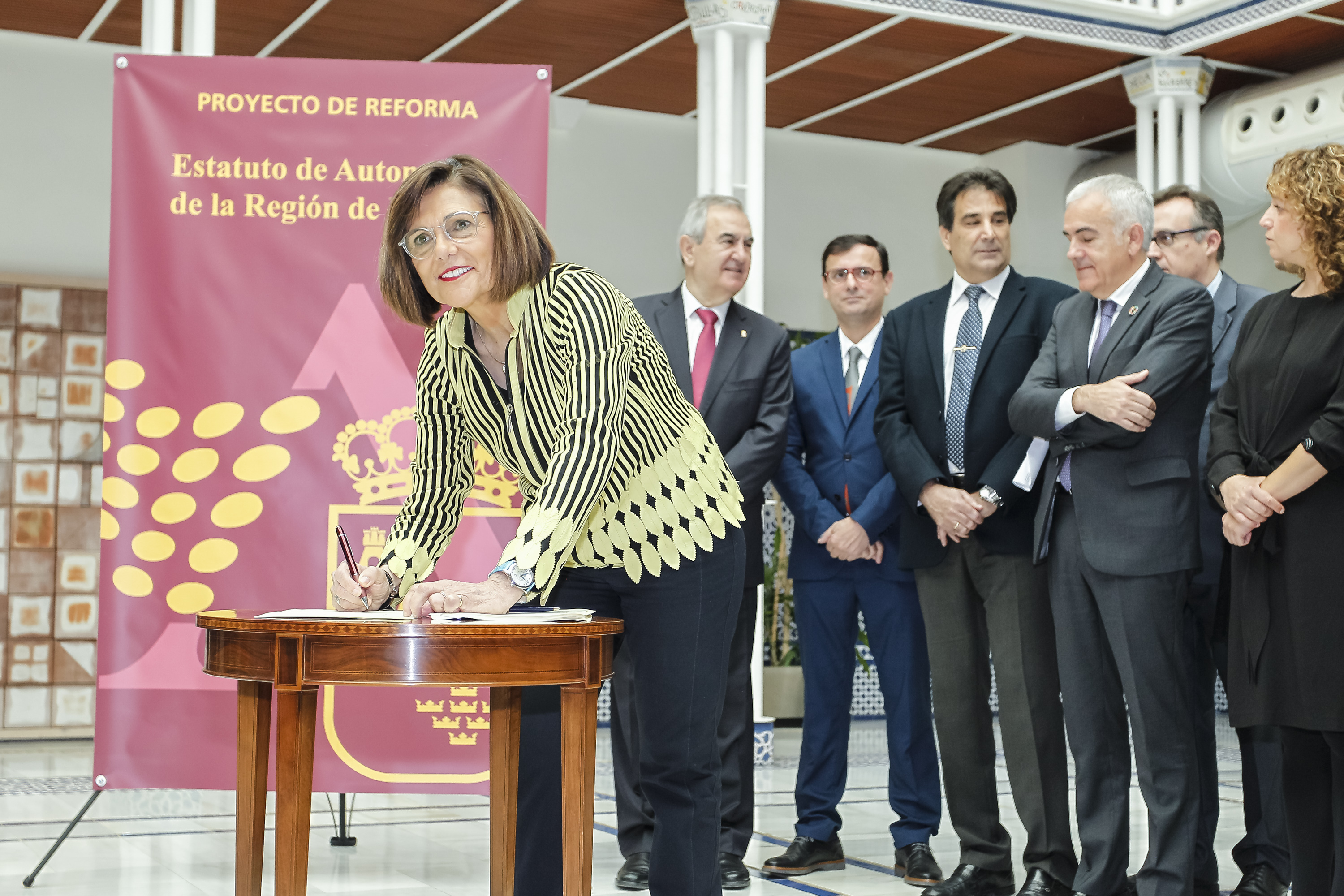 La presidenta de la Asamblea, Rosa Peñalver, y los cuatro portavoces de los Grupos Parlamentarios, Víctor Manuel Martínez, Popular; Joaquín López, Socialista; Óscar Urralburu, Podemos; y Miguel Sánchez, Ciudadanos Partido de la Ciudadanía, han ofrecido un