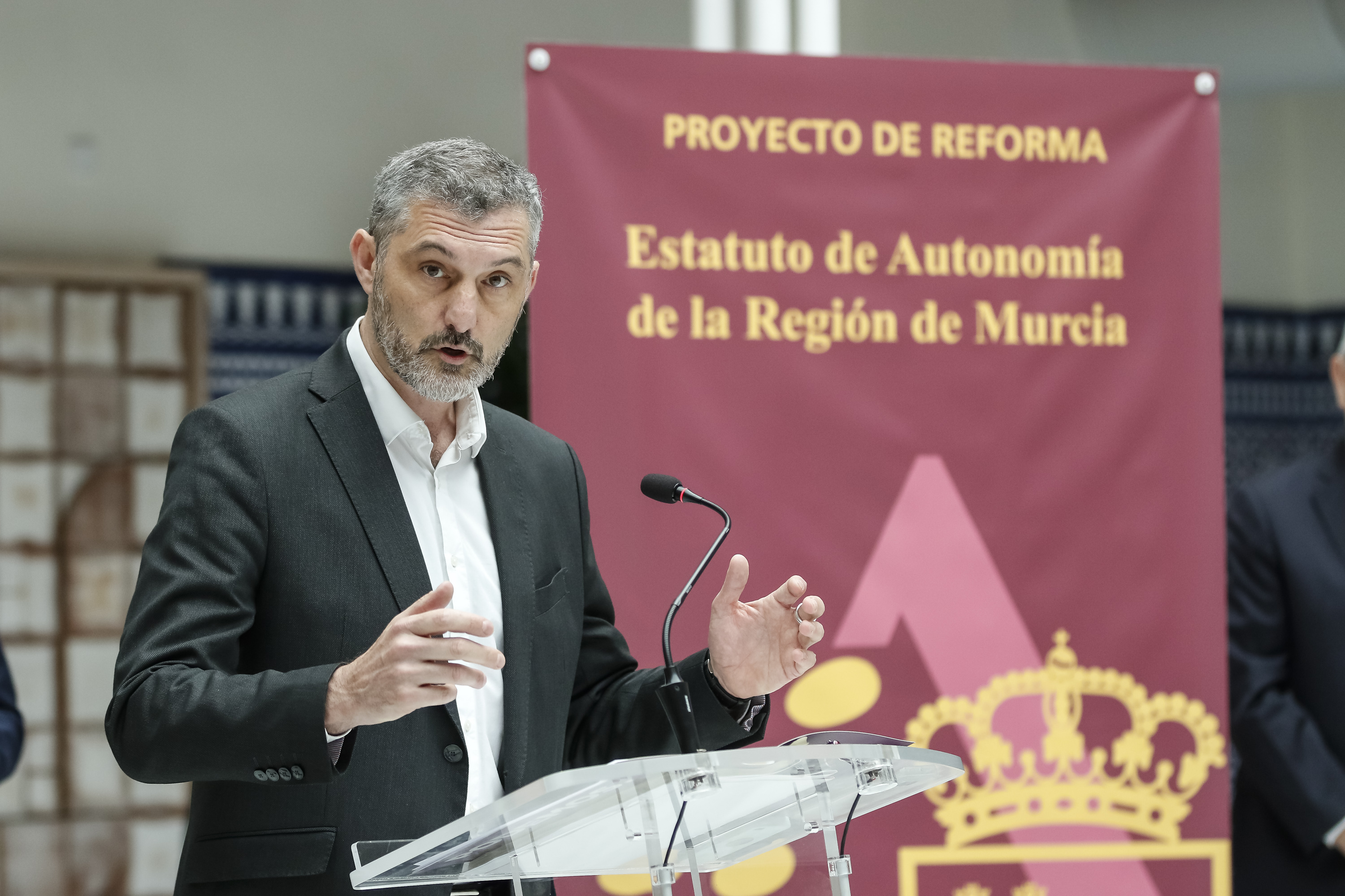 Óscar Urralburu, portavoz del Grupo Parlamentario Podemos, interviene en rueda de prensa
