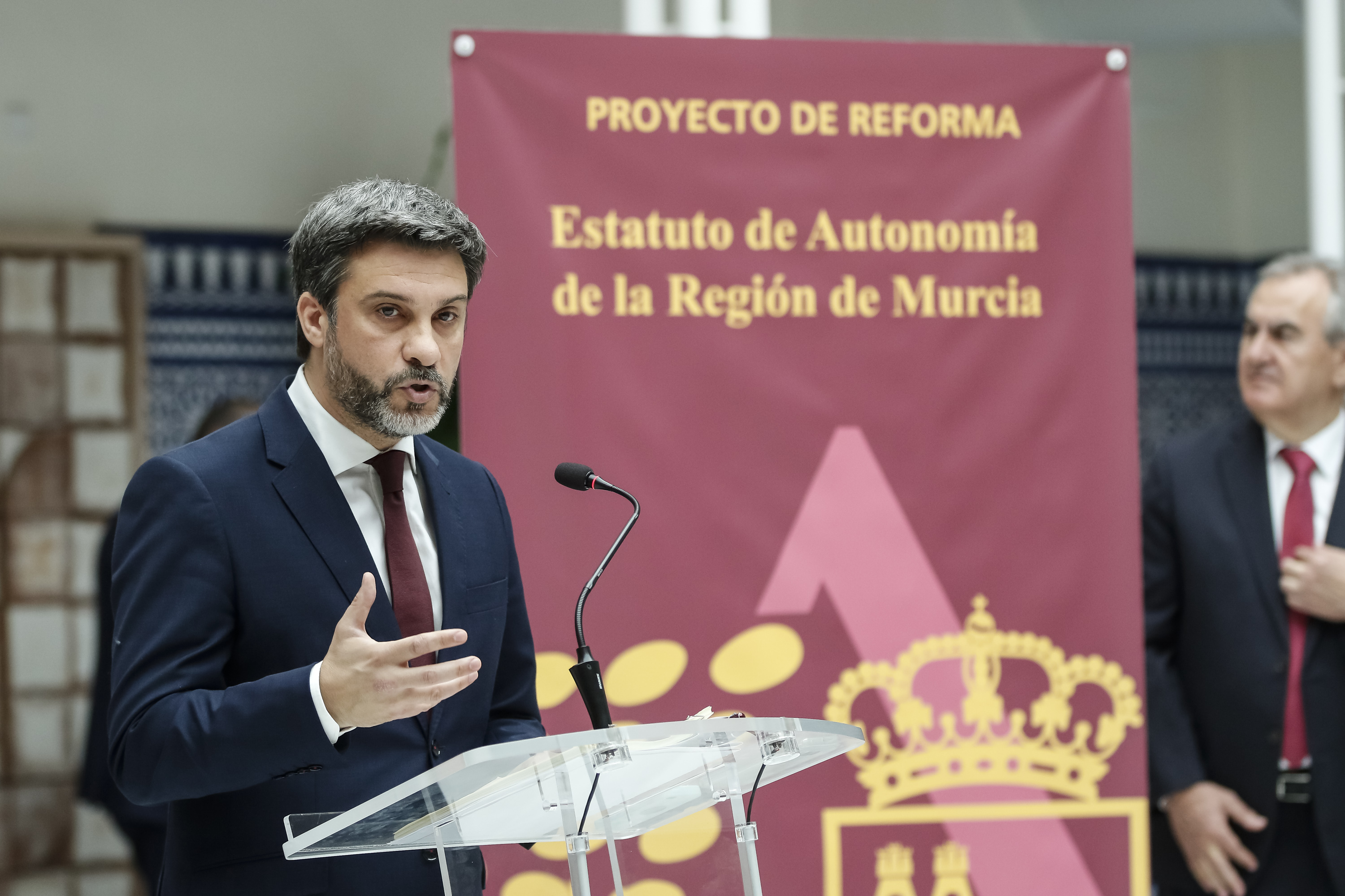 Óscar Urralburu, portavoz del Grupo Parlamentario Podemos, interviene en rueda de prensa