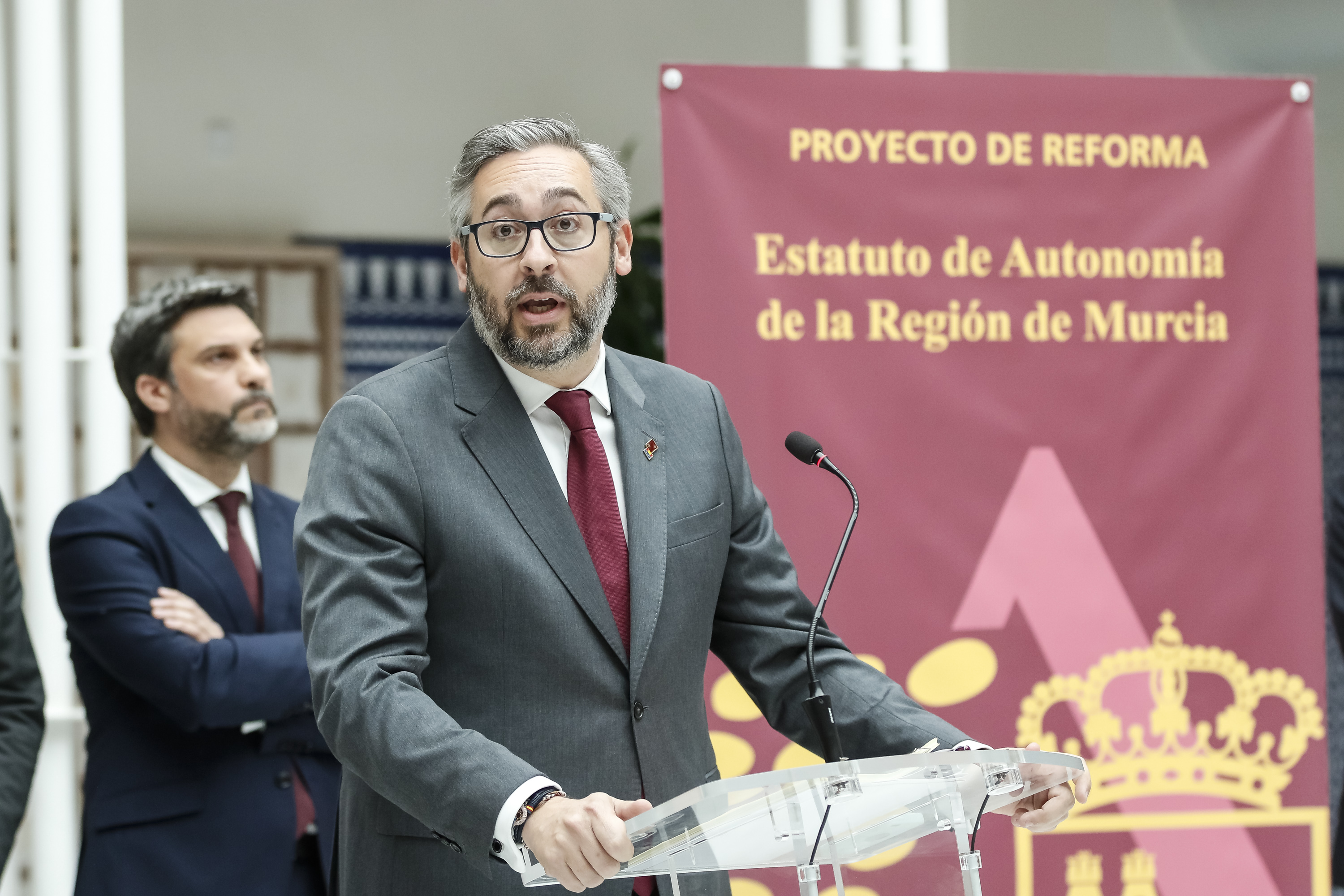 Óscar Urralburu, portavoz del Grupo Parlamentario Podemos, interviene en rueda de prensa