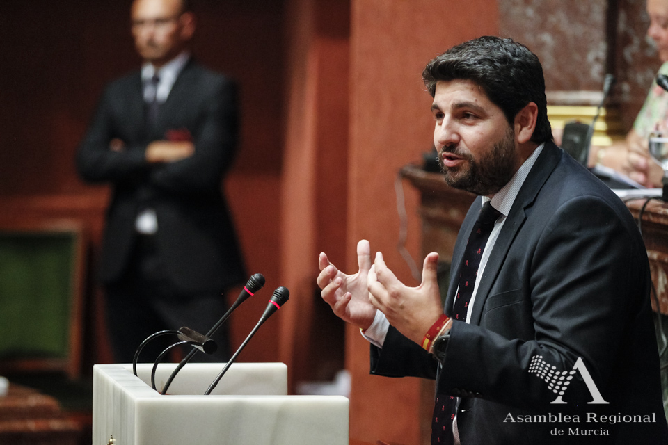 El candidato a la Presidencia de la Comunidad Autónoma, Fernando López Miras, pide la confianza de la Cámara