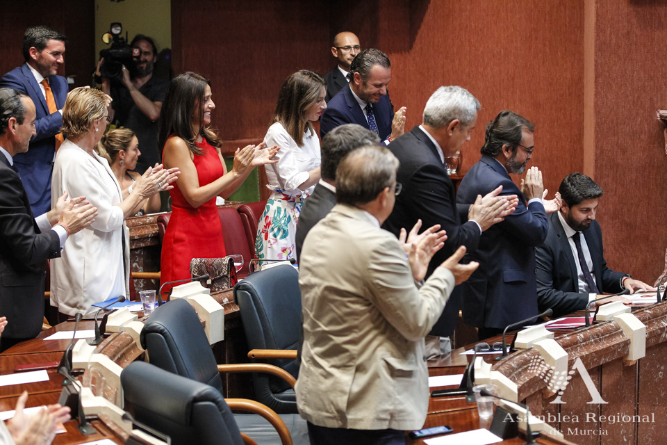 La bancada popular aplaude la intervención de López Miras