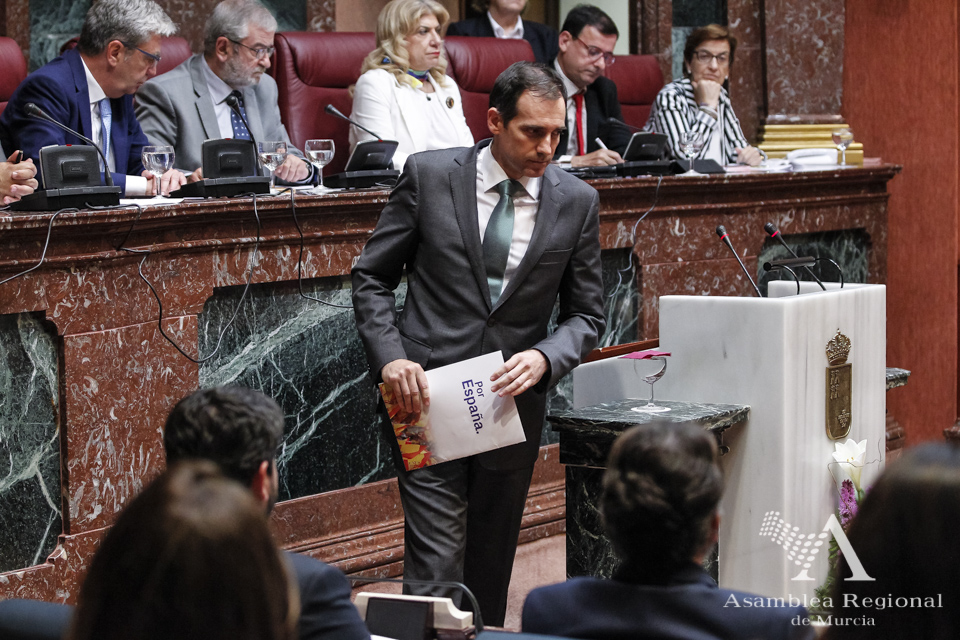Juan José Liarte, portavoz de Vox, abandona la tribuna de oradores tras su intervención