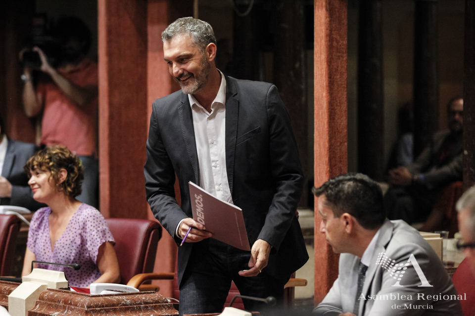 Oscar Urralburu, diputado de Podemos y portavoz del Grupo Mixto, se dispone a subir a la tribuna de oradores