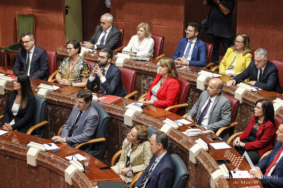 La bancada socialista y los consejeros en funciones escuchan atentamente una de las intervenciones