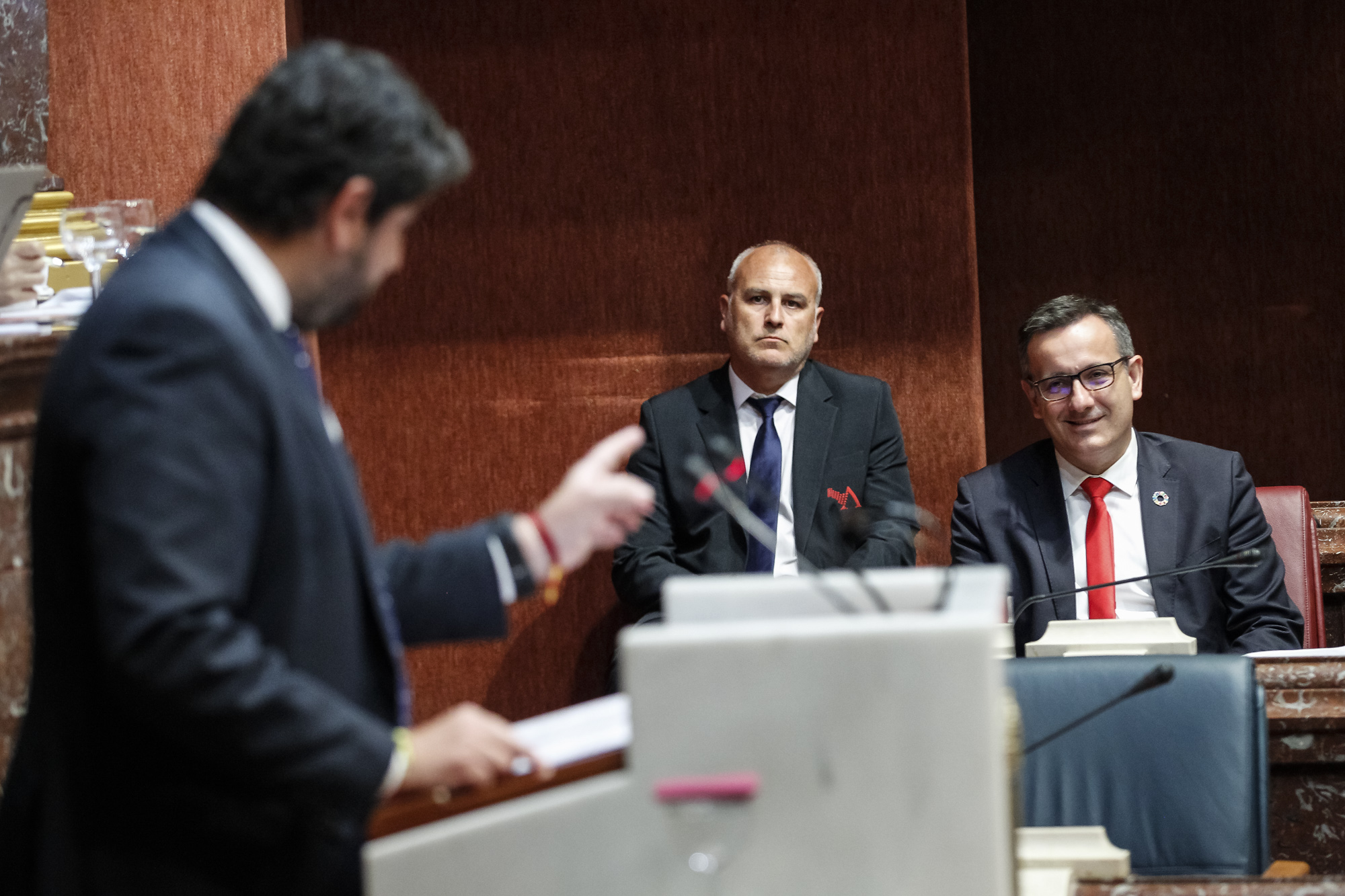 Diego Conesa, portavoz del Grupo Socialista, sigue con atención la intervención del candidato